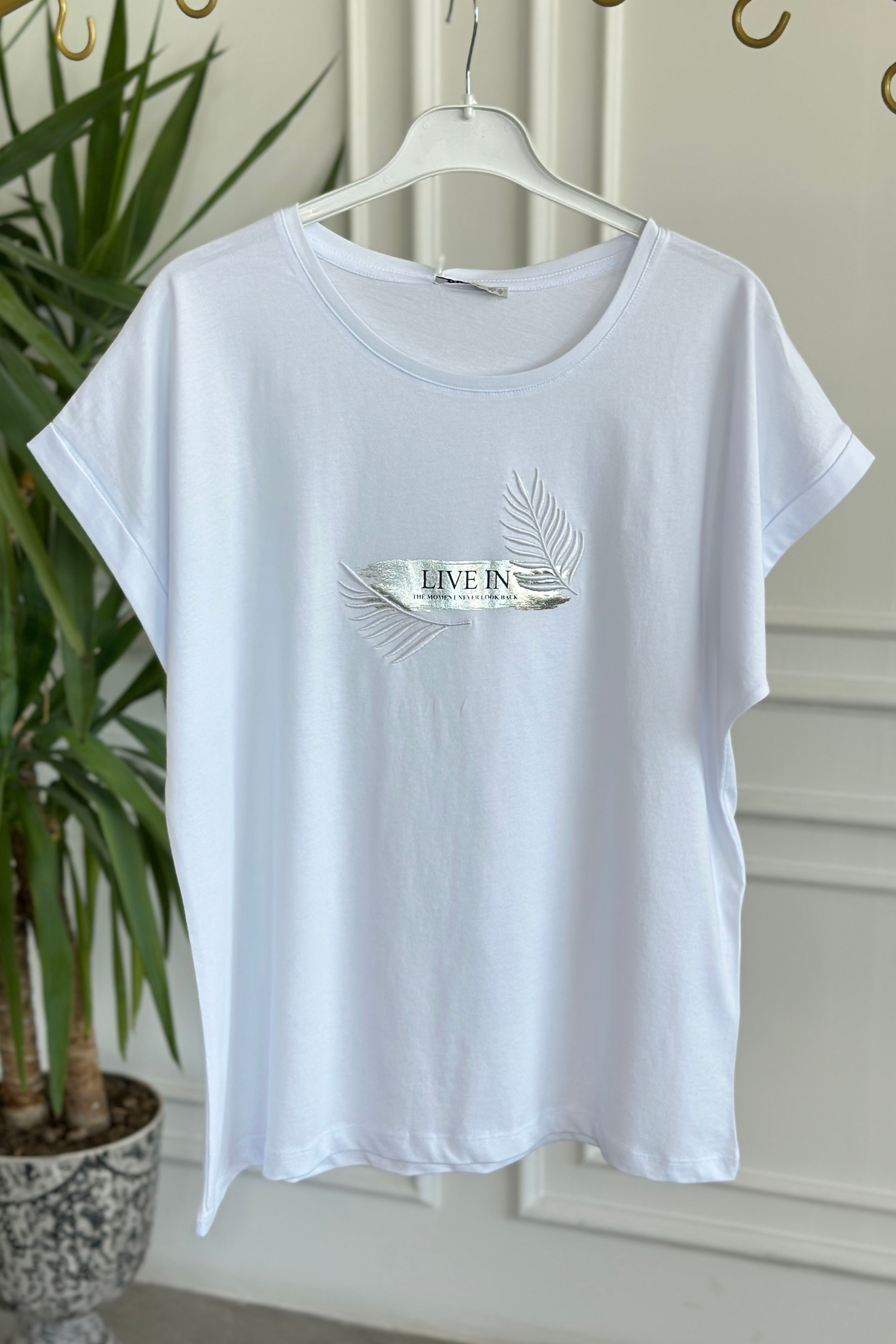 Önü Yaprak Nakışlı T-Shirt