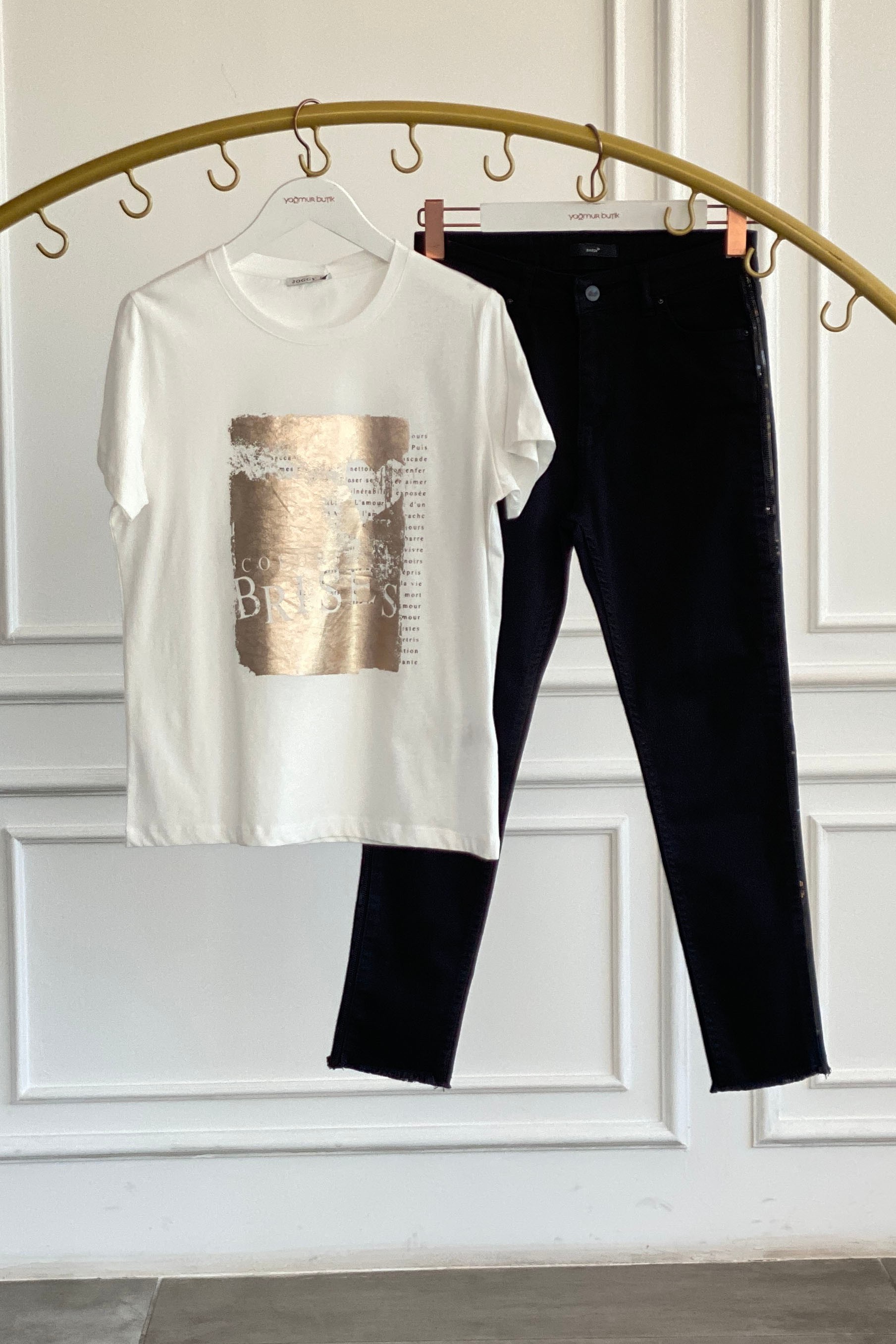 Önü Yazı Ve Yaldız Baskılı T-Shirt