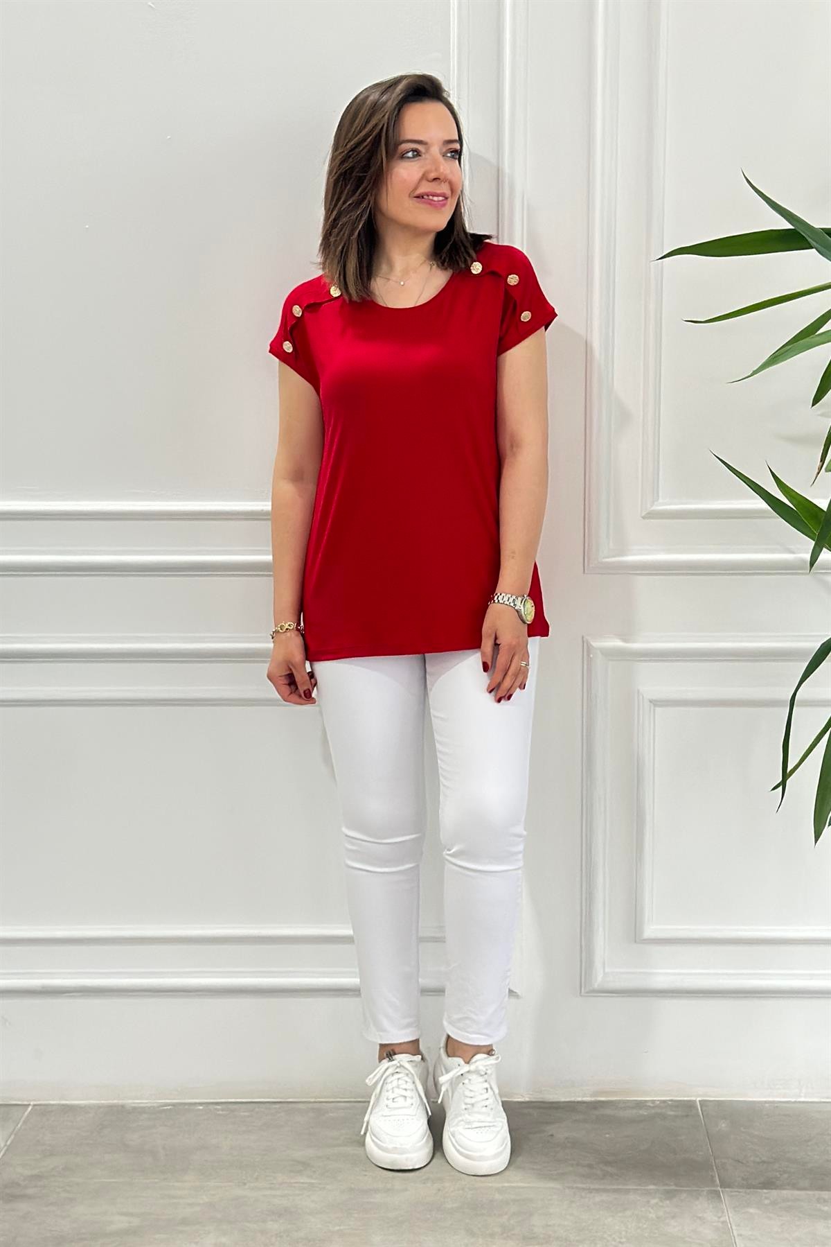 Omuz Düğme Detaylı T-Shirt