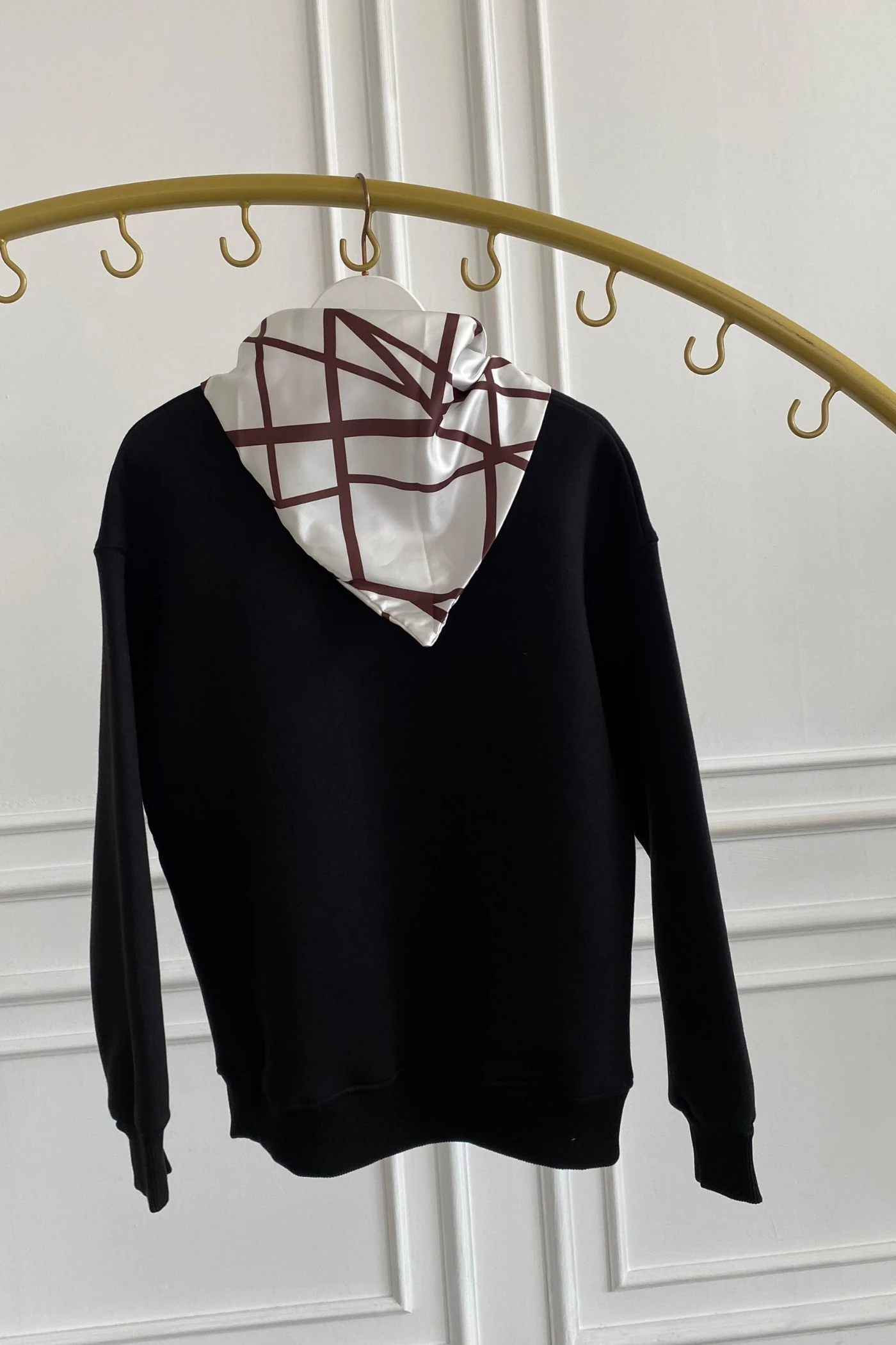 Yakası Fular Detaylı Sweat