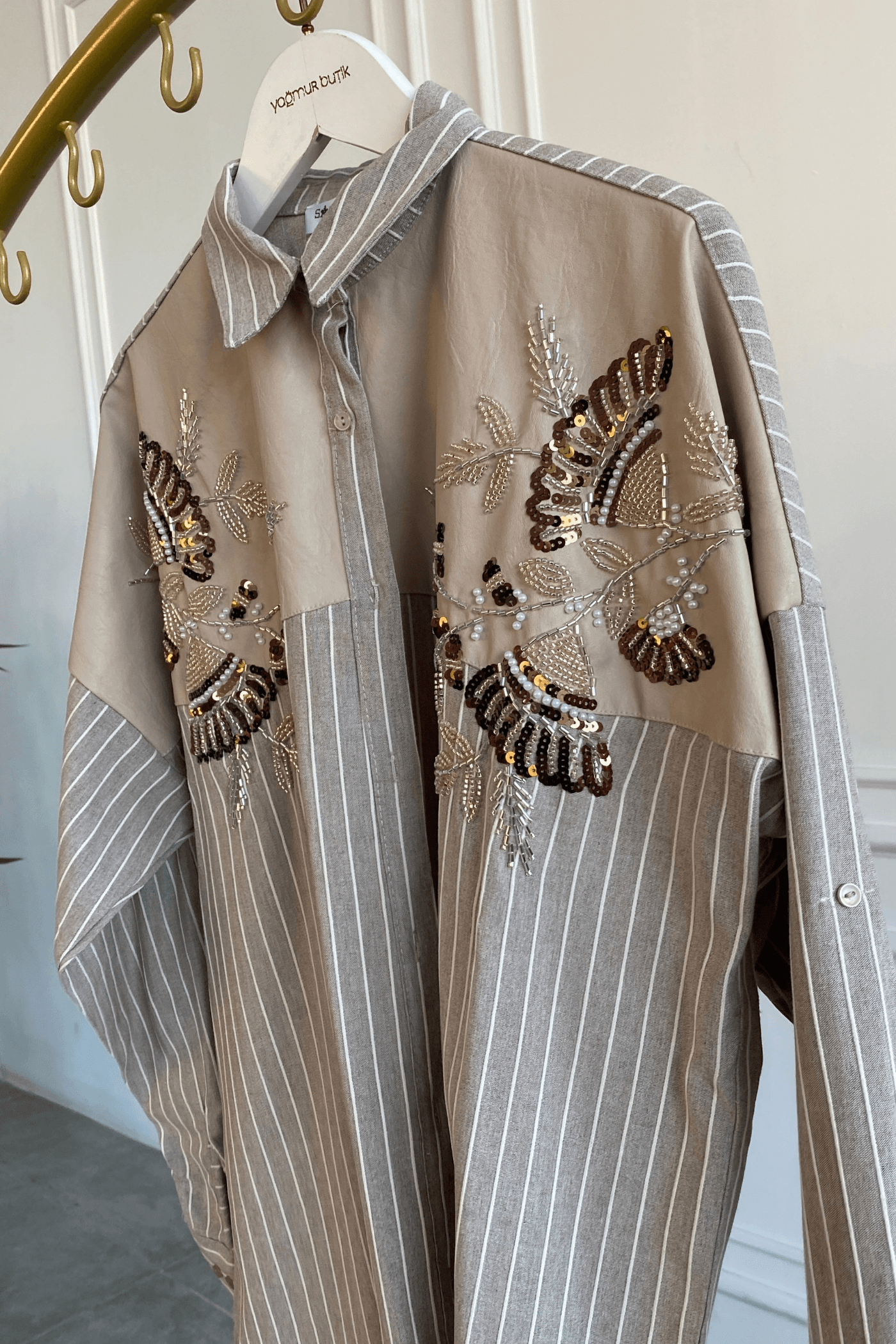 Pul Ve Boncuk İşlemeli Deri Detaylı Çizgili Gömlek