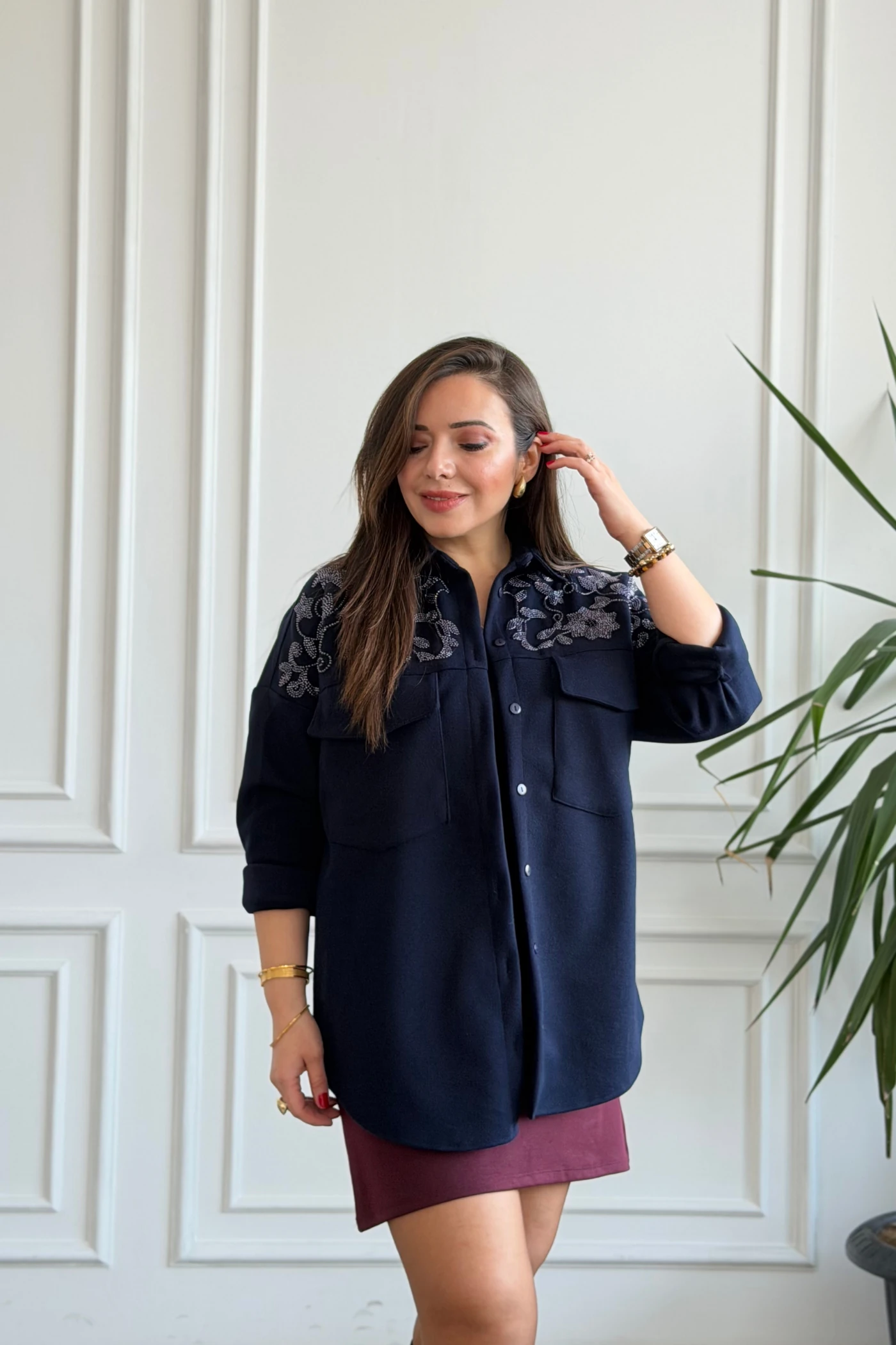 Omzu Çiçek Boncuk İşlemeli Posta Cepli Gömlek