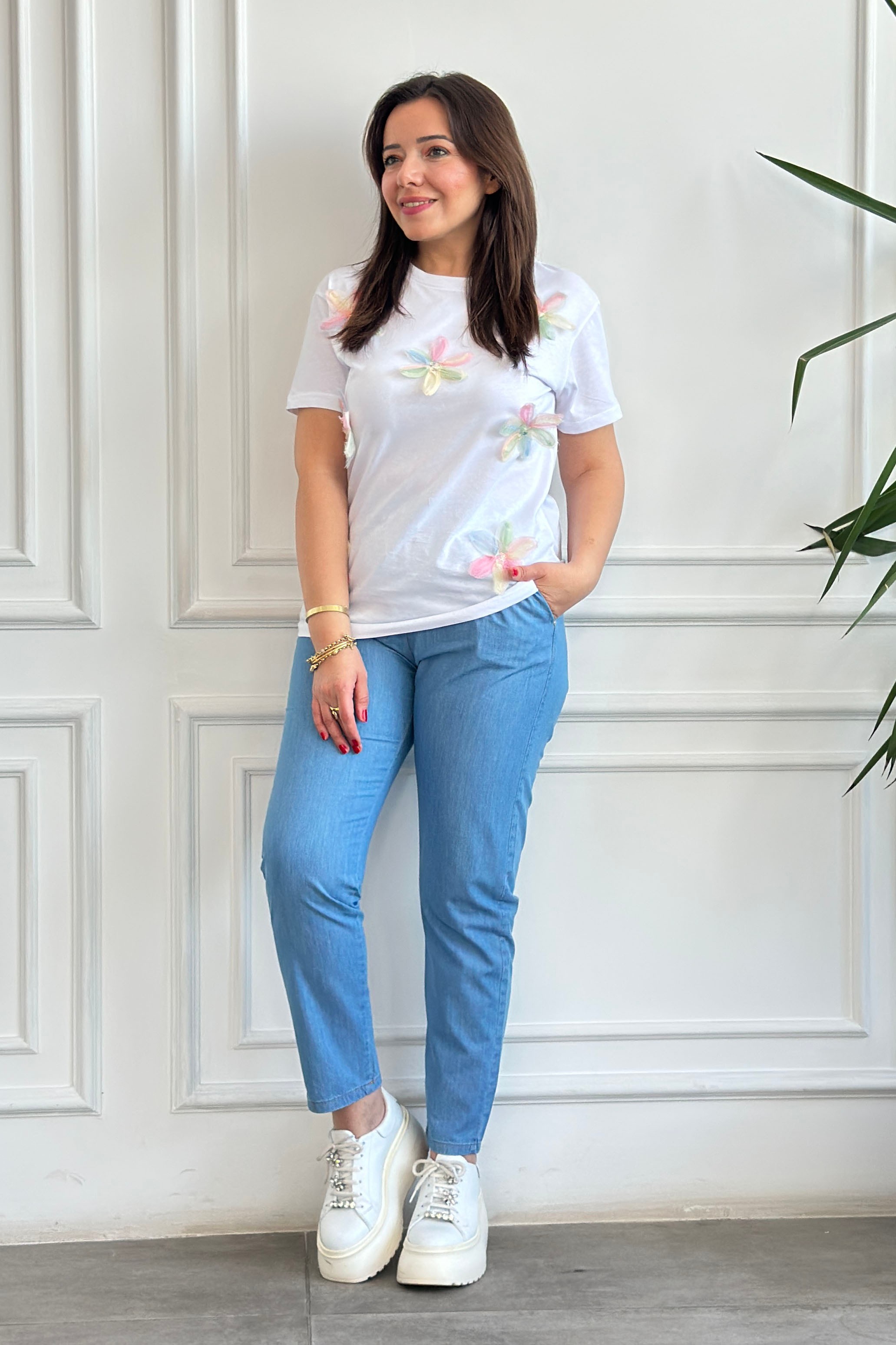 Önü Çiçek Detaylı T-Shirt