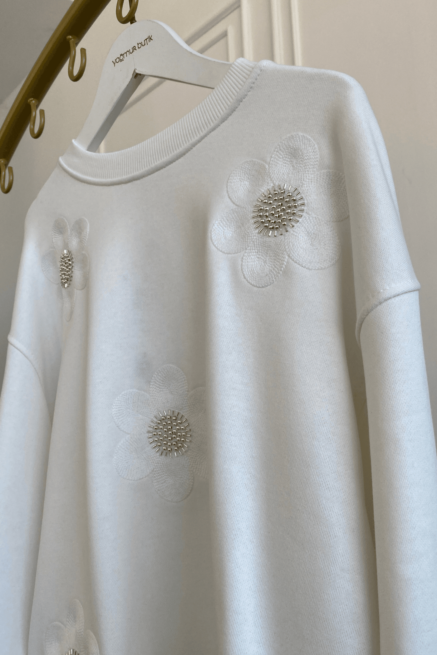 Önü Çiçek Nakış İşlemeli Boncuk Detaylı Sweat 