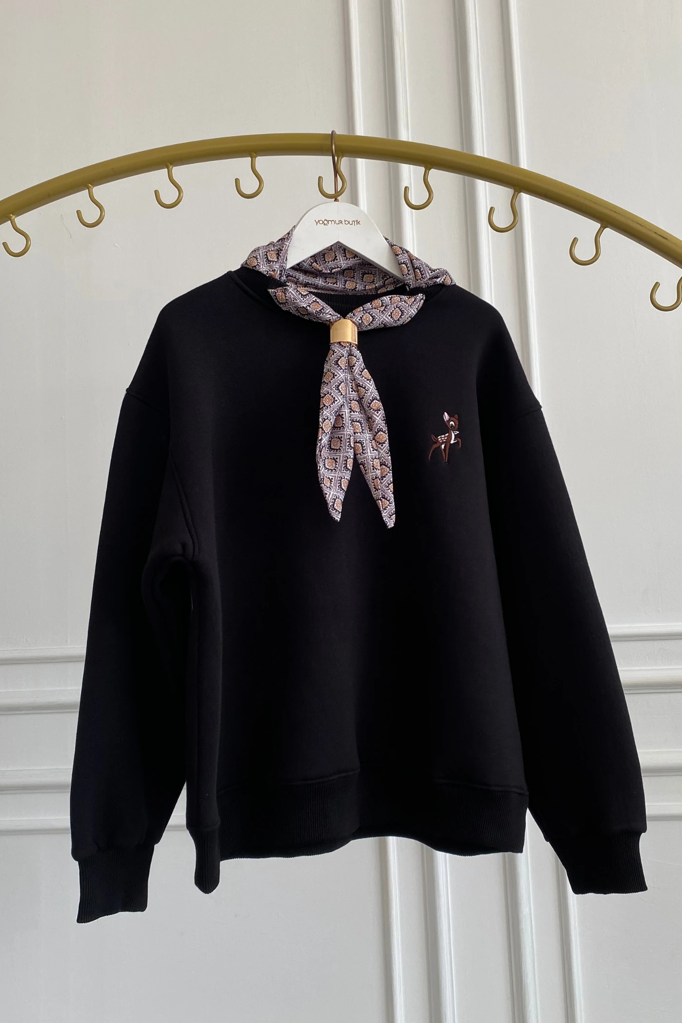 Geyik Nakış İşlemeli Yakası Fular Detaylı Sweat