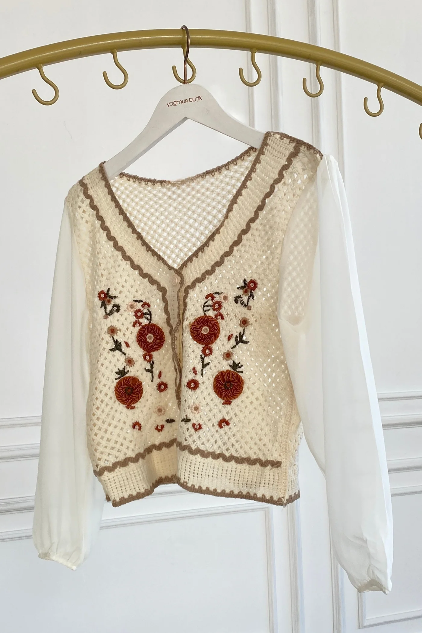 Kolları Şifon Nakış işlemeli Düğmeli Kısa Bluz