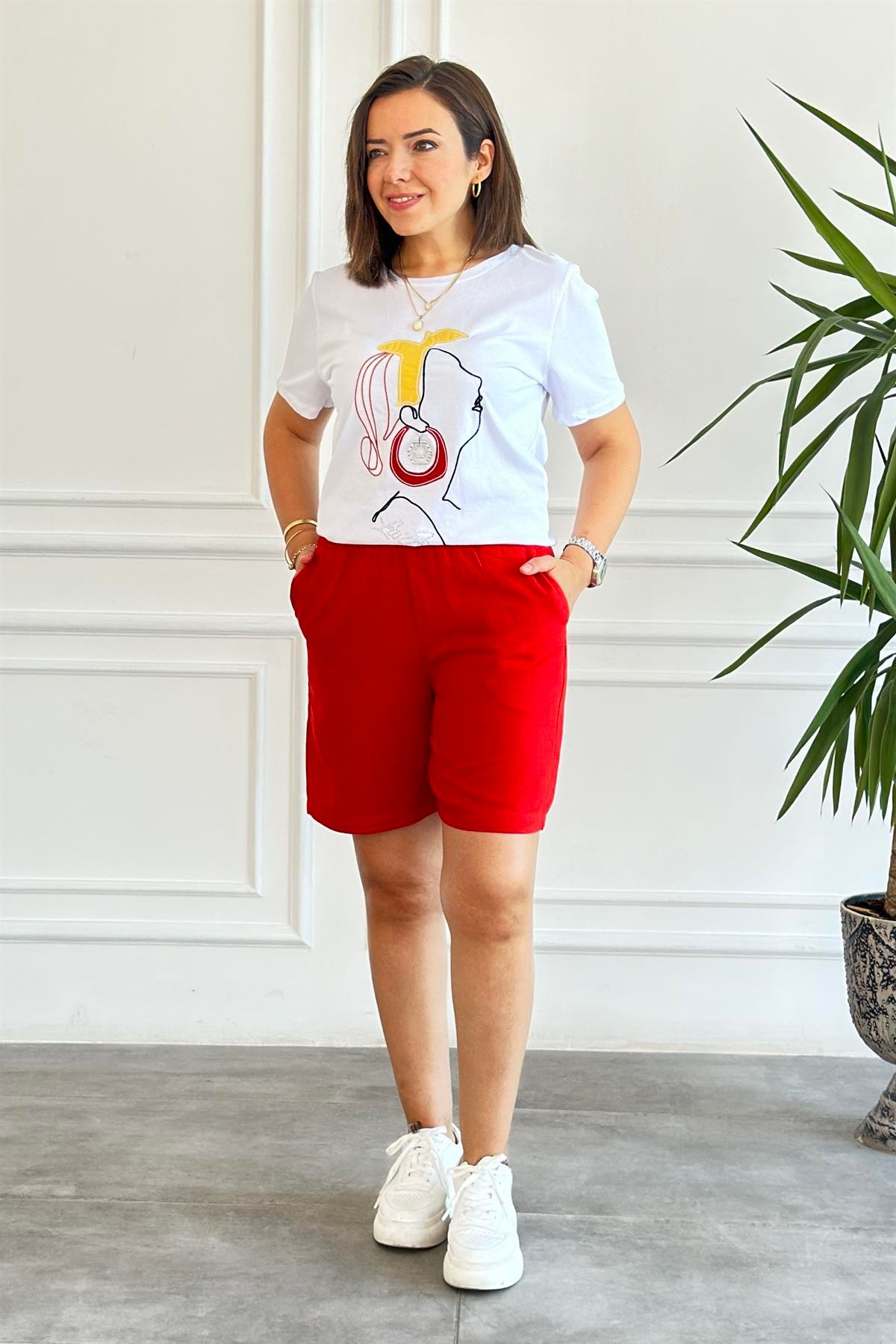 Kız Baskılı Küpe Detaylı T-Shirt