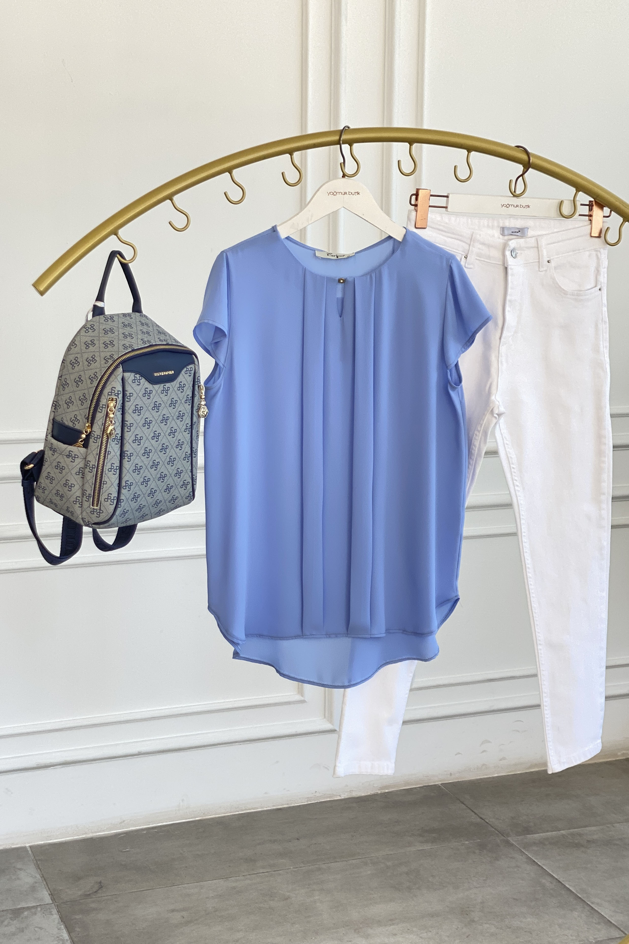 Önü Metal Aksesuarlı Kolları Volanlı Bluz 