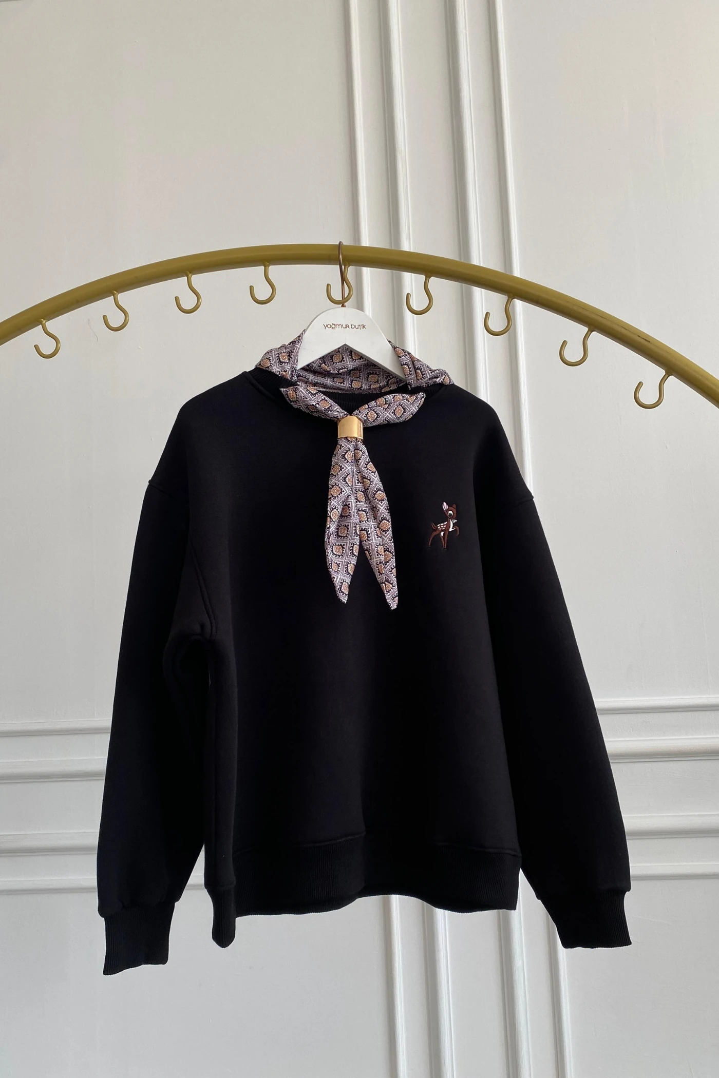 Geyik Nakış İşlemeli Yakası Fular Detaylı Sweat - SIYAH