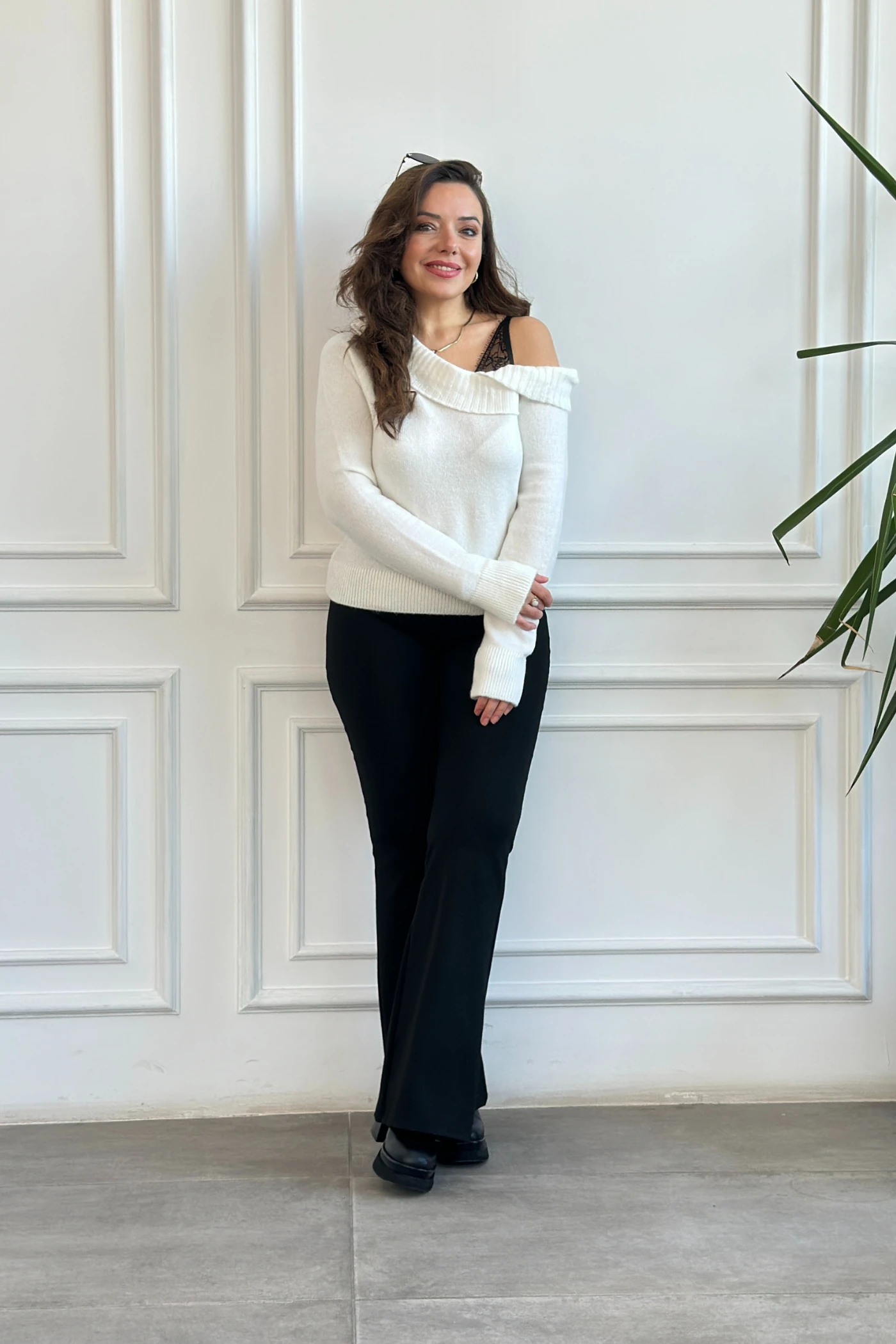 Omzu Açık Dantel Detaylı Kazak