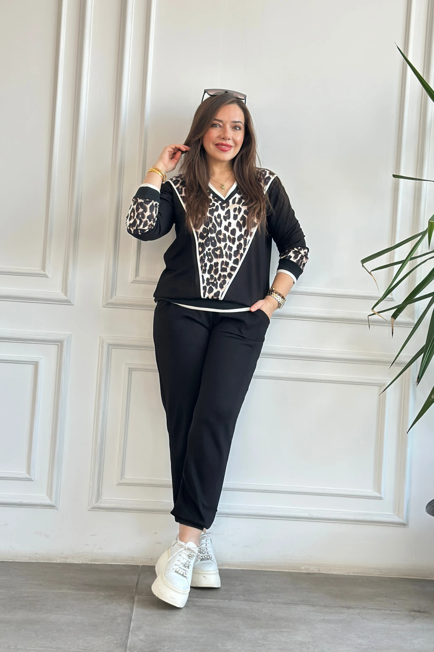 V Yaka Ribana Ve Leopar Detaylı Eşofman Takımı