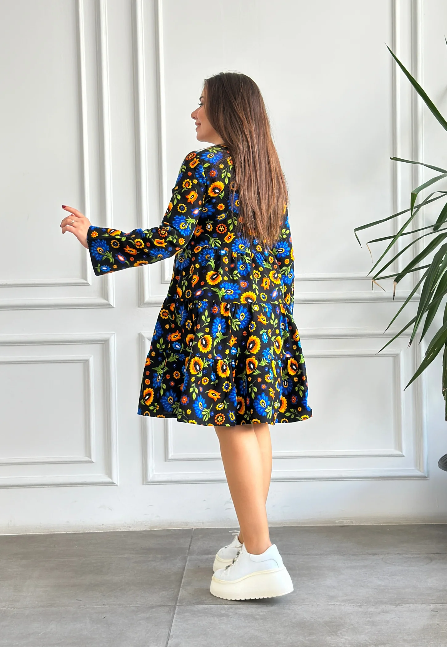 V Yaka Fırfırlı Pazen Elbise