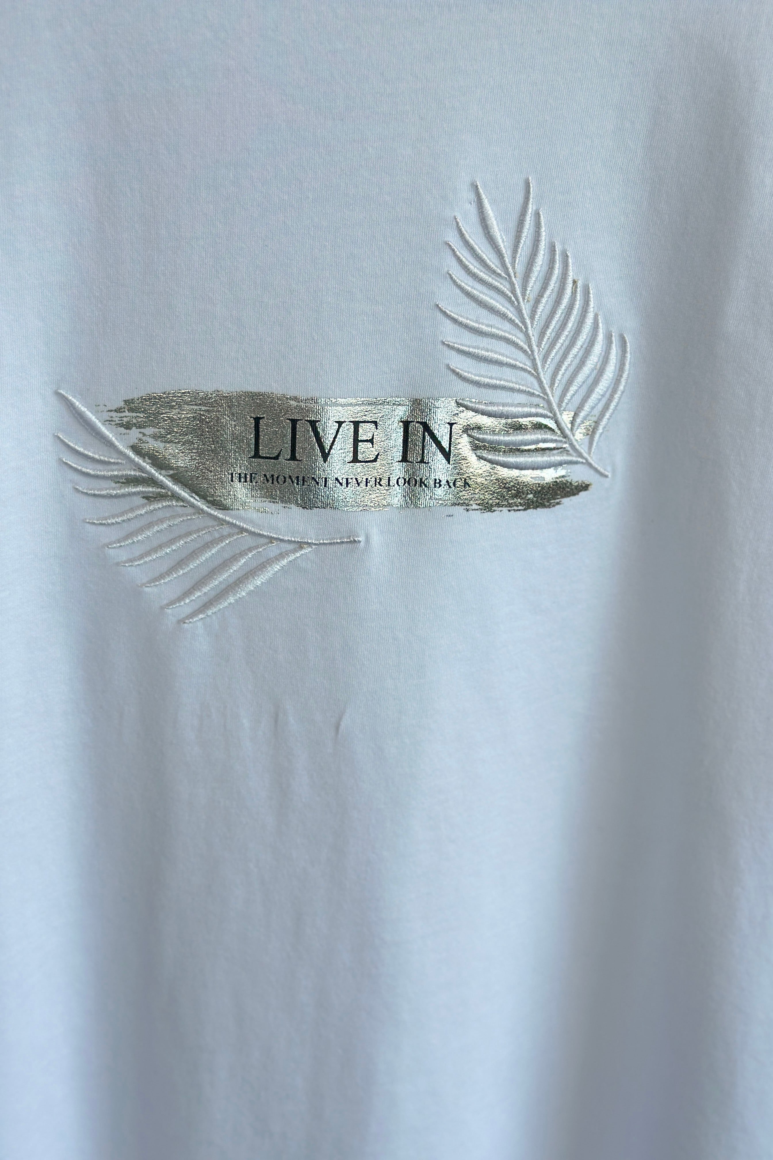 Önü Yaprak Nakışlı T-Shirt