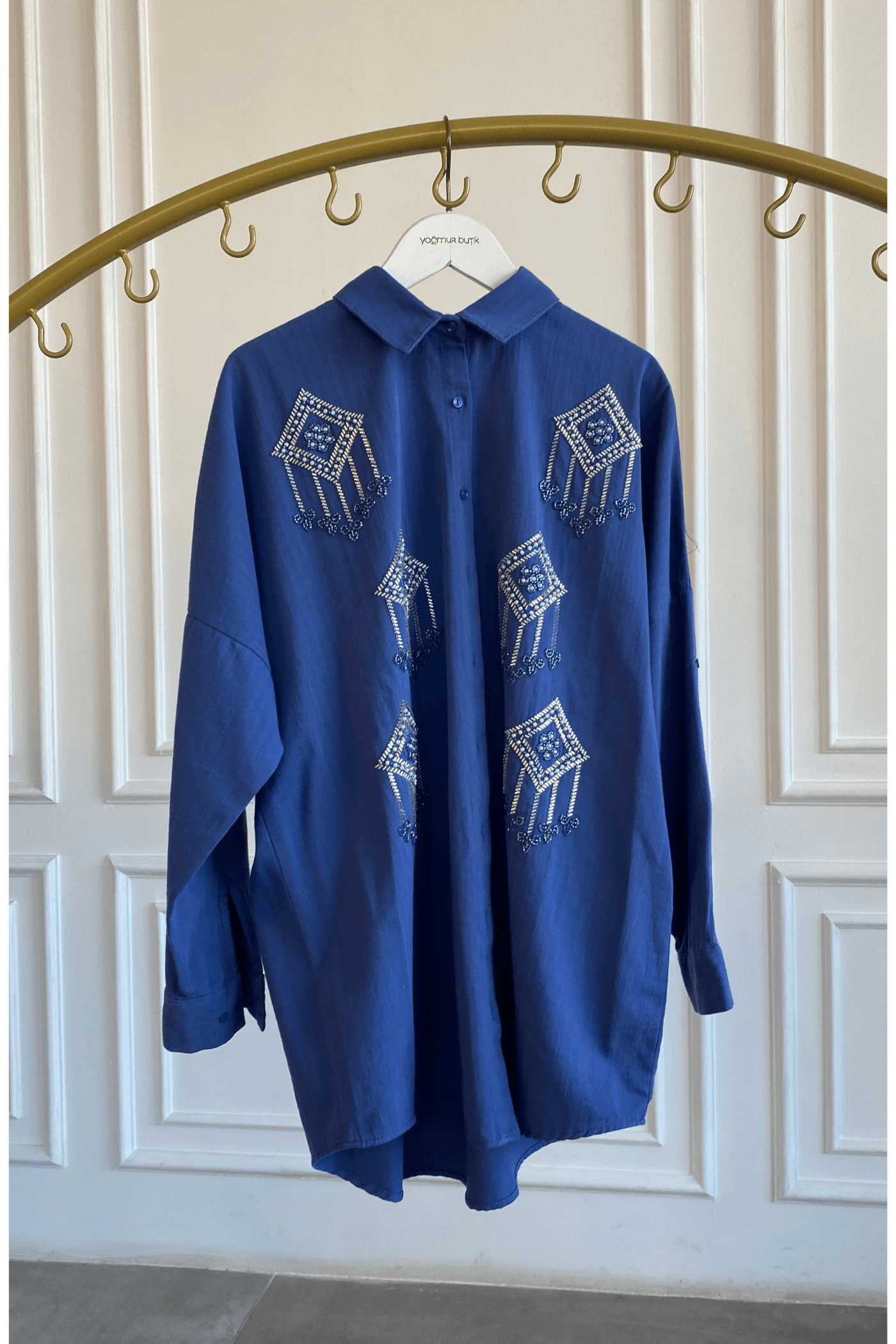 Önü Kare Boncuk İşlemeli Gömlek