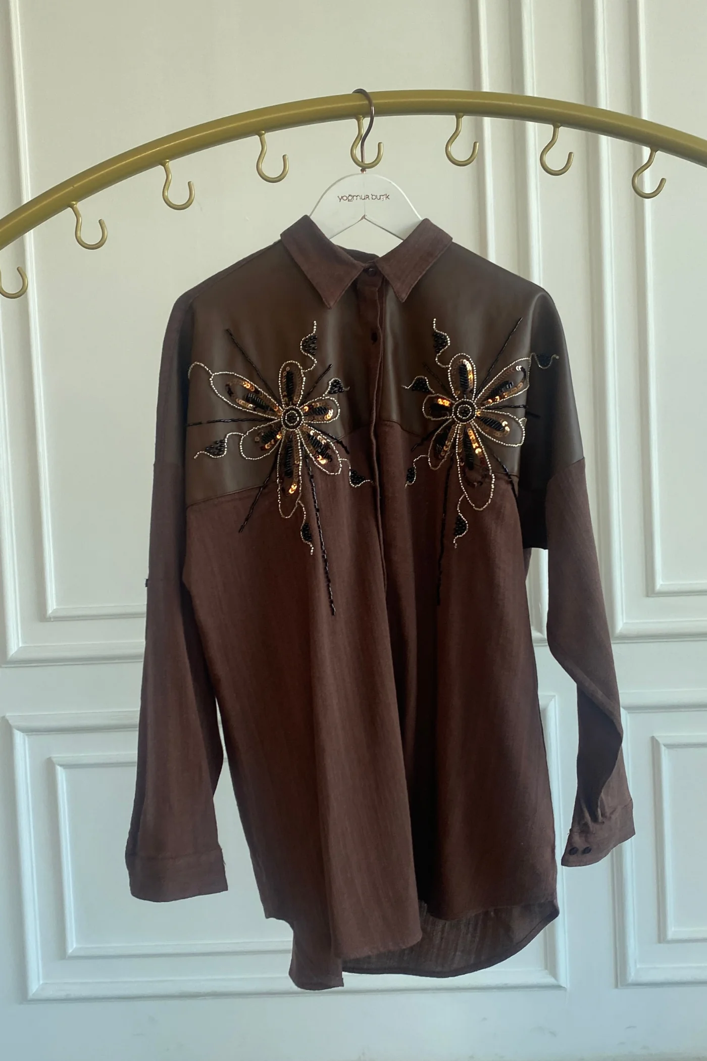 Pul Ve Boncuk İşlemeli Deri Detaylı Gömlek - EKRU