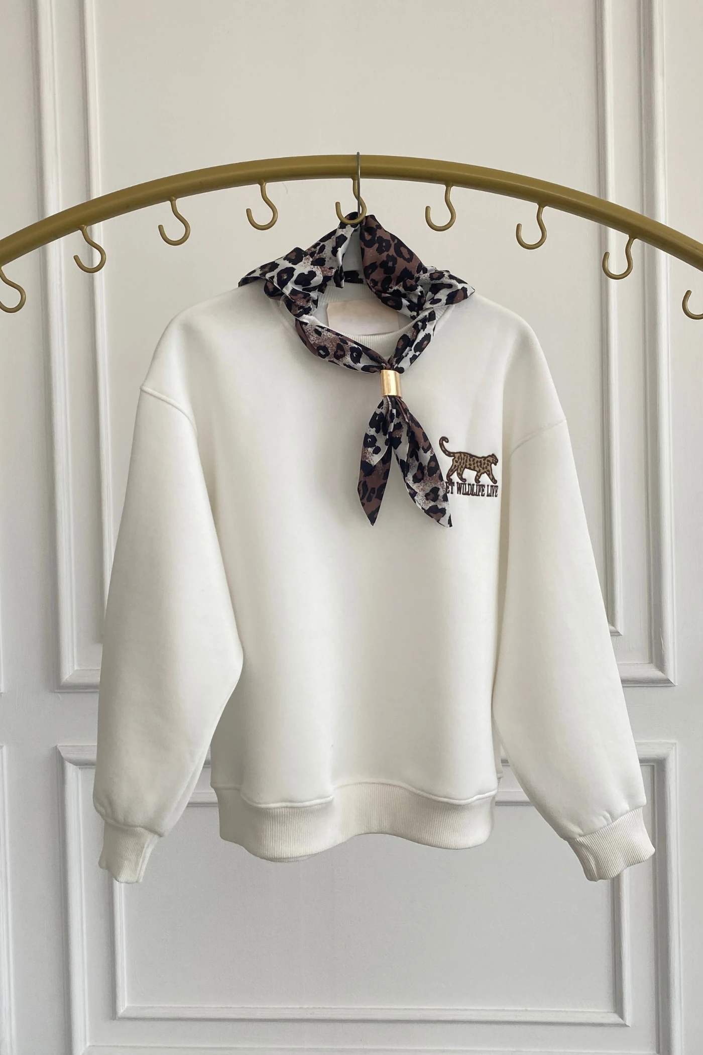 Leopar Nakış İşlemeli Yakası Fular Detaylı