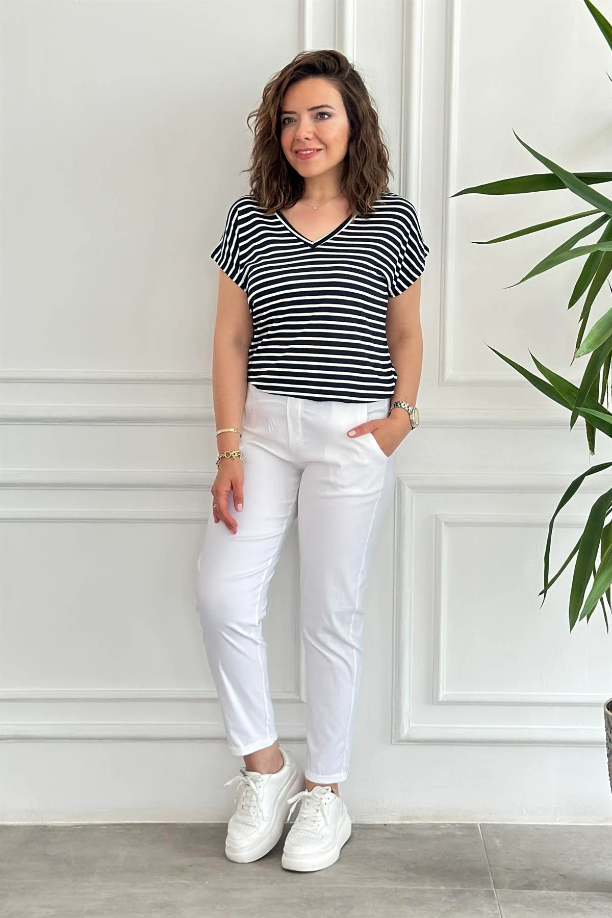 V Yaka Çizgili Basic T-Shirt