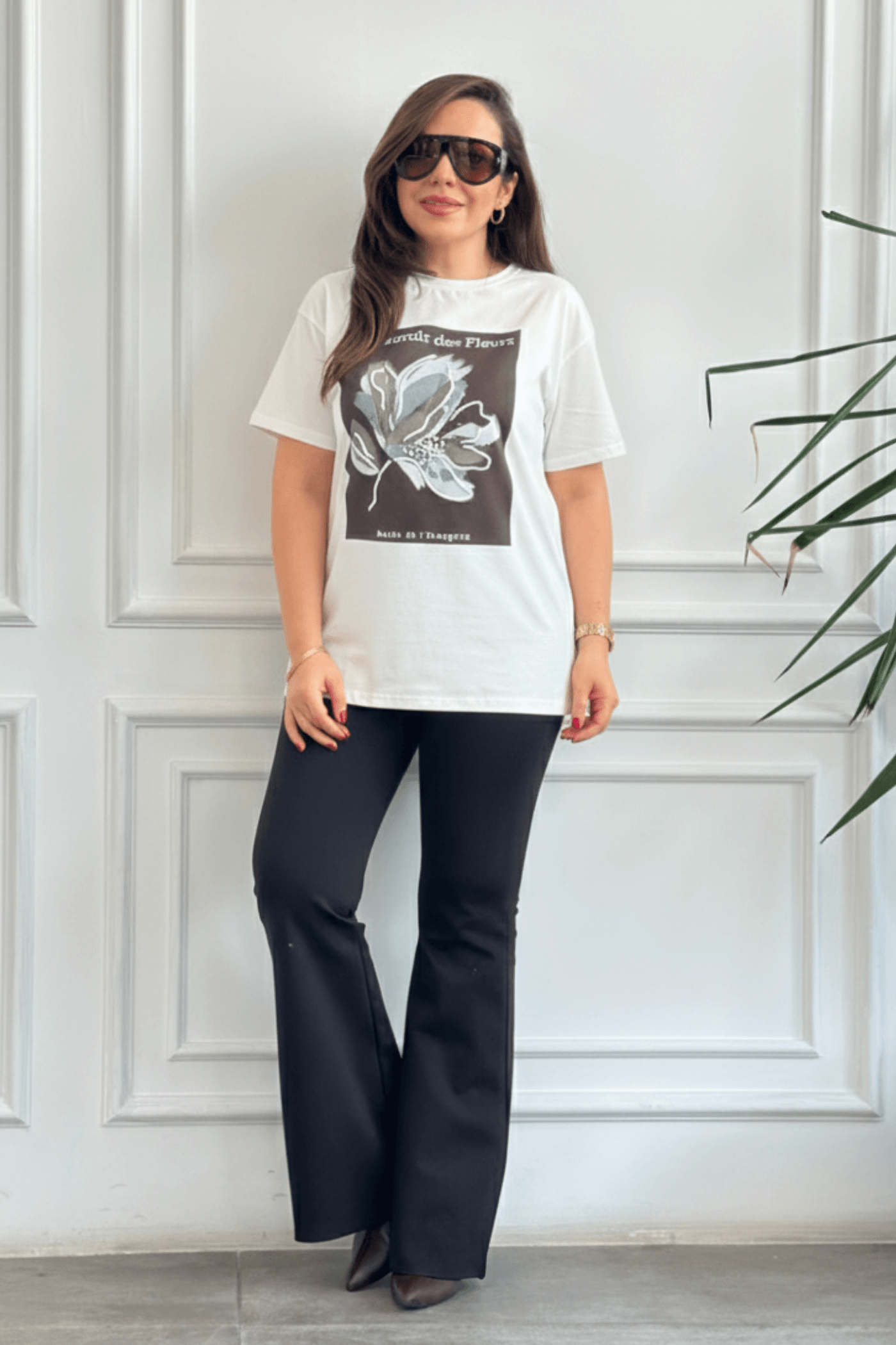 Önü Yaprak Desenli Taş İşlemeli T-Shirt