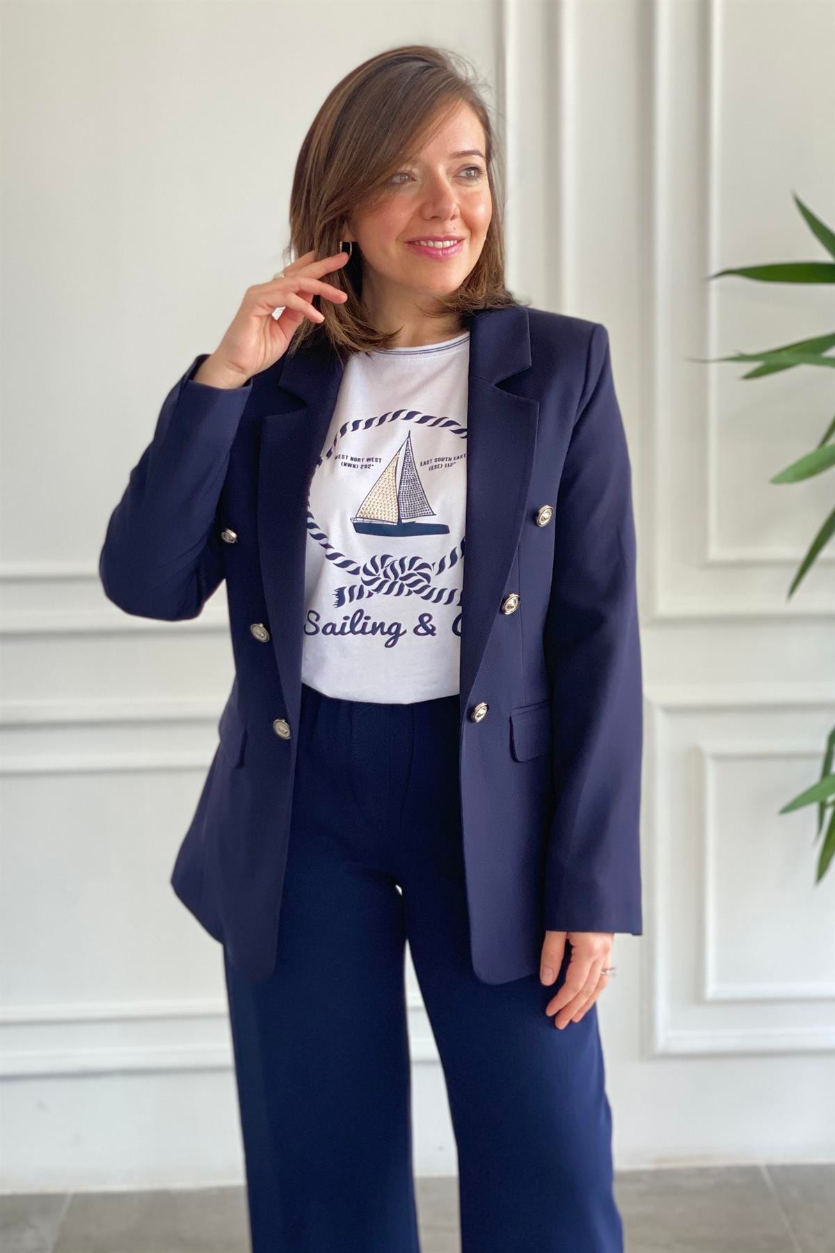Altı Süs Düğmeli Düz Kol Blazer Ceket