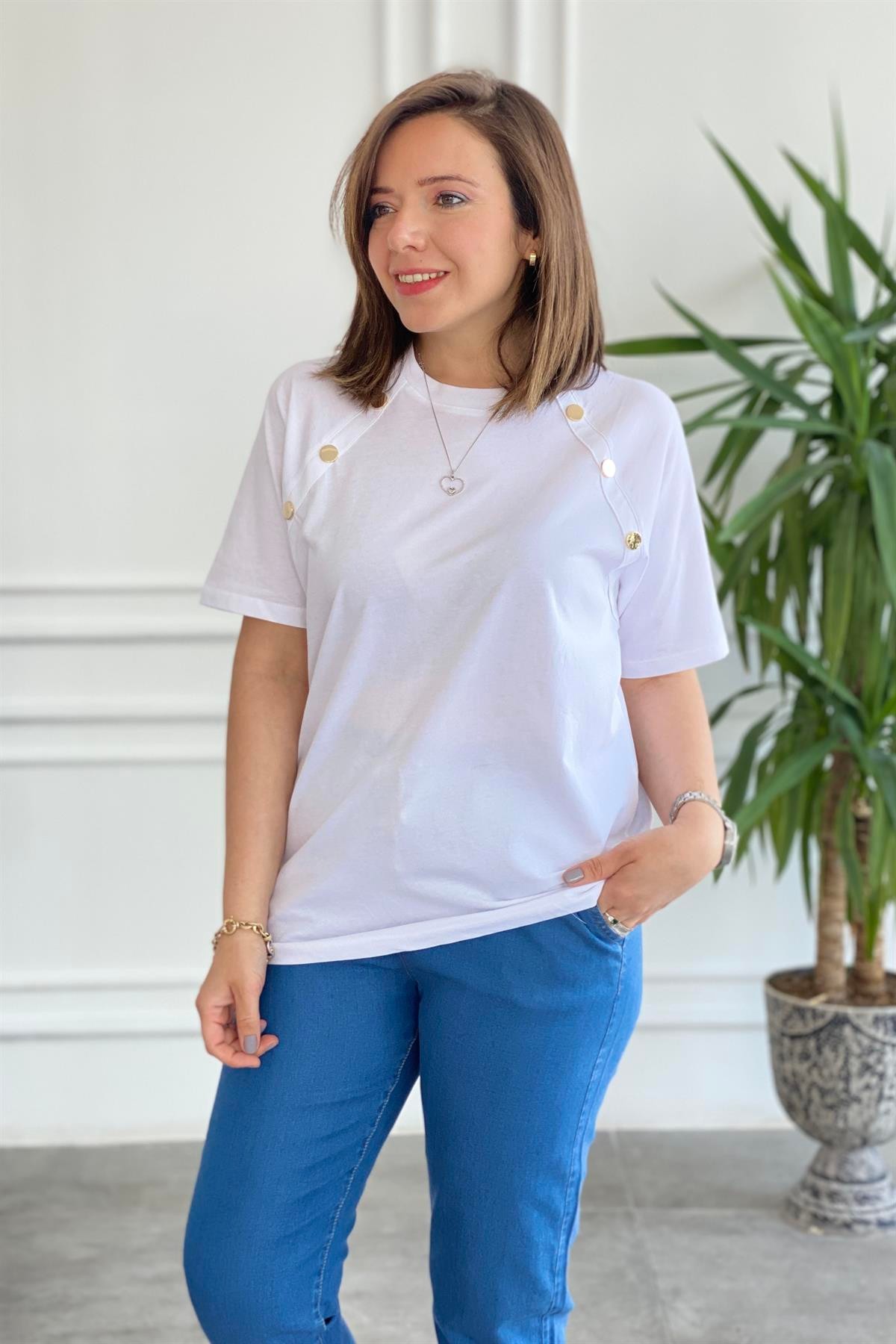 Yandan Düğme Detaylı T-Shirt