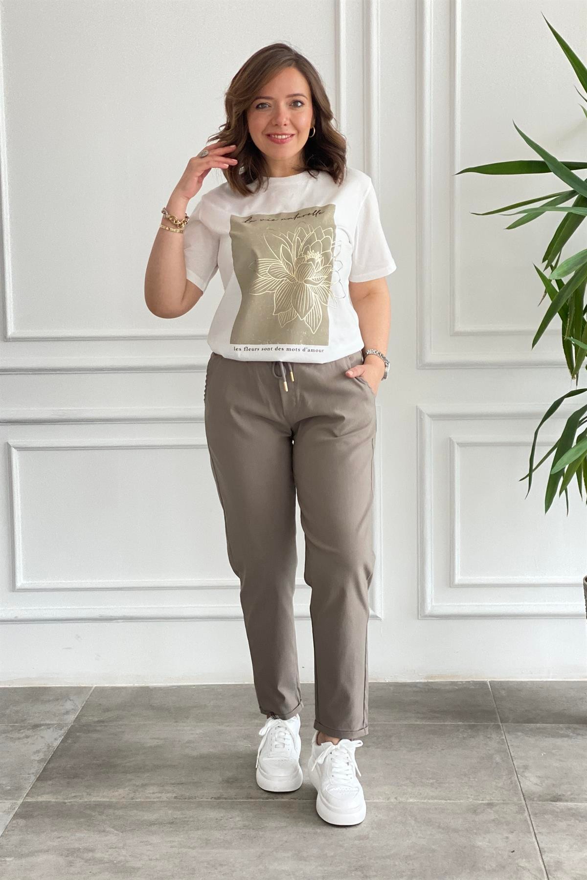 Önü Yazı Ve Çiçek Blok Baskılı T-Shirt