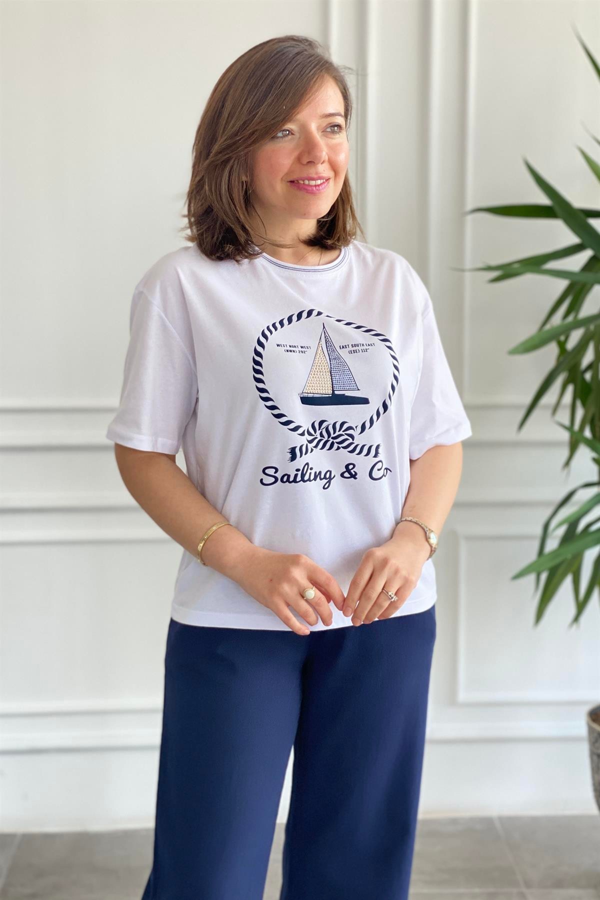 Yakası Biyeli Yelken Desenli T-Shirt
