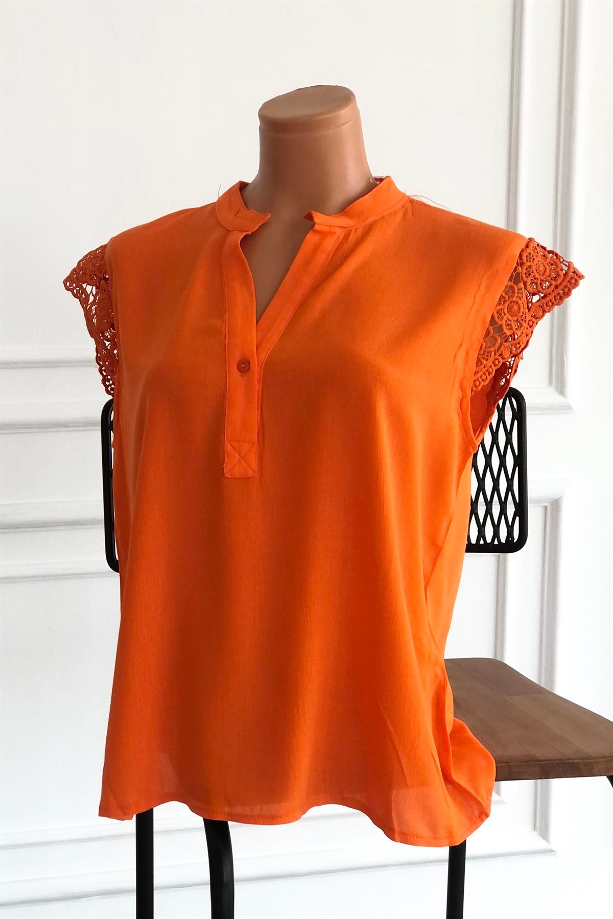 Kolları Güpür Detaylı Kısa Kollu Bluz