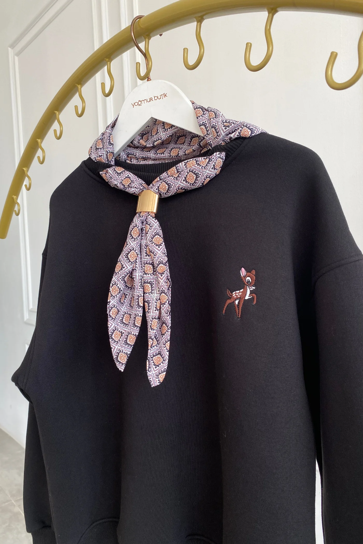 Geyik Nakış İşlemeli Yakası Fular Detaylı Sweat