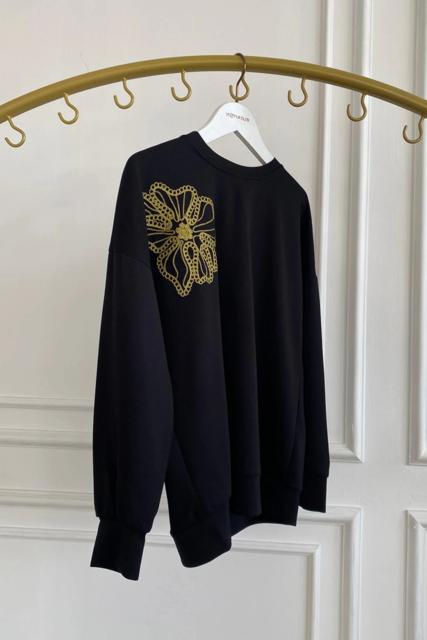 Önü Nakış İşlemeli Sweat 