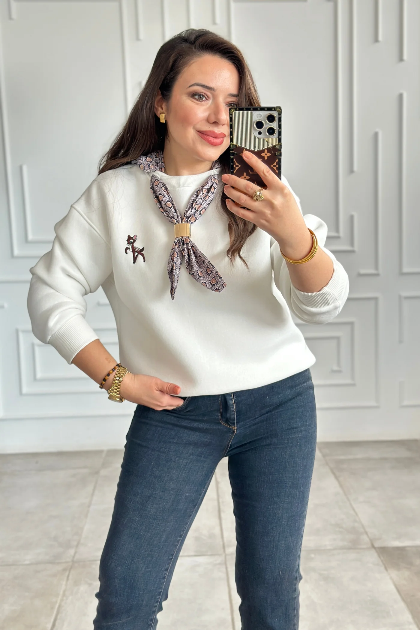 Geyik Nakış İşlemeli Yakası Fular Detaylı Sweat - BEYAZ