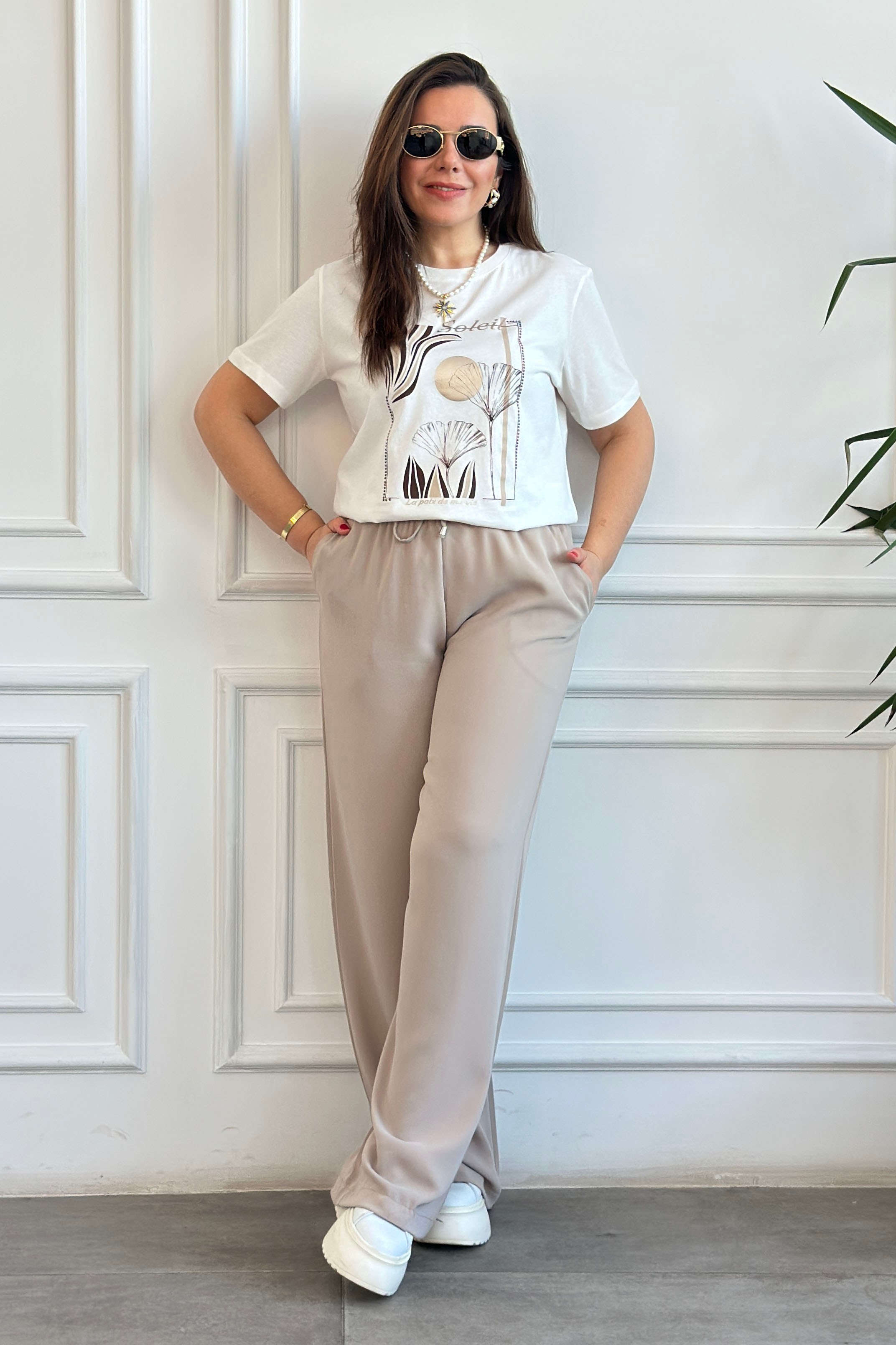 Önü Çiçek Baskılı Taş Detaylı T-Shirt