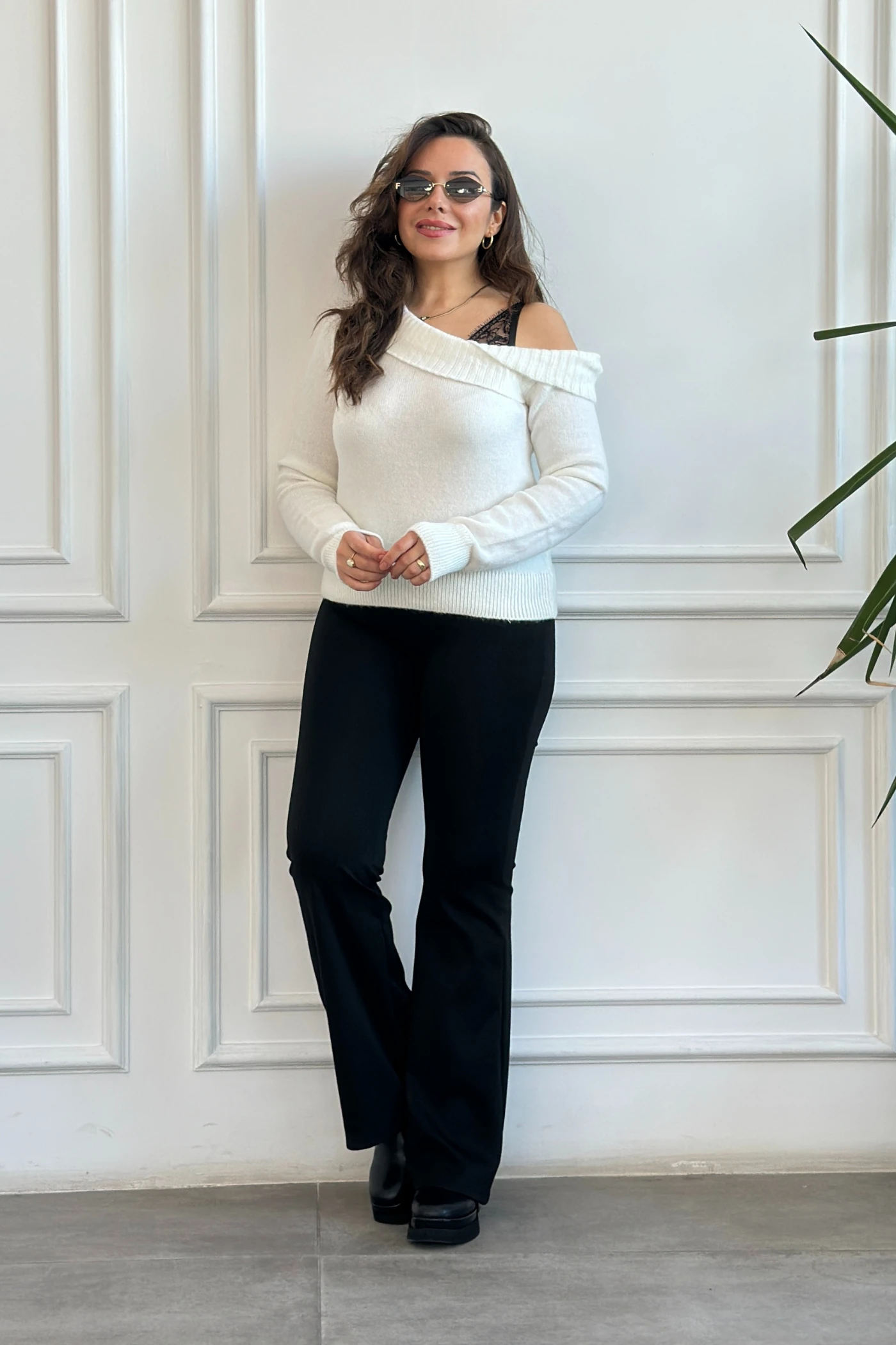 Omzu Açık Dantel Detaylı Kazak