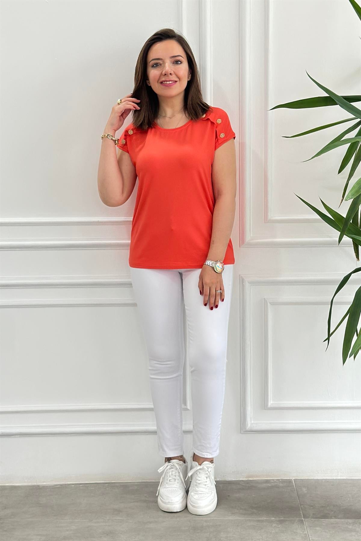Omuz Düğme Detaylı T-Shirt
