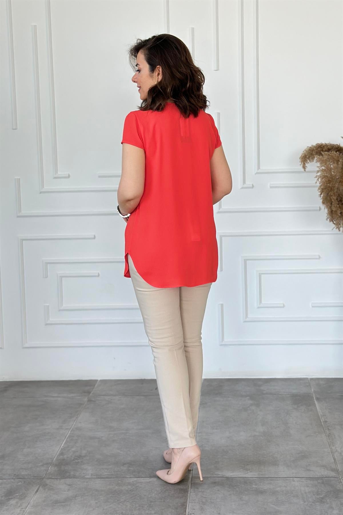 Broş Detaylı Kısa Kollu Bluz