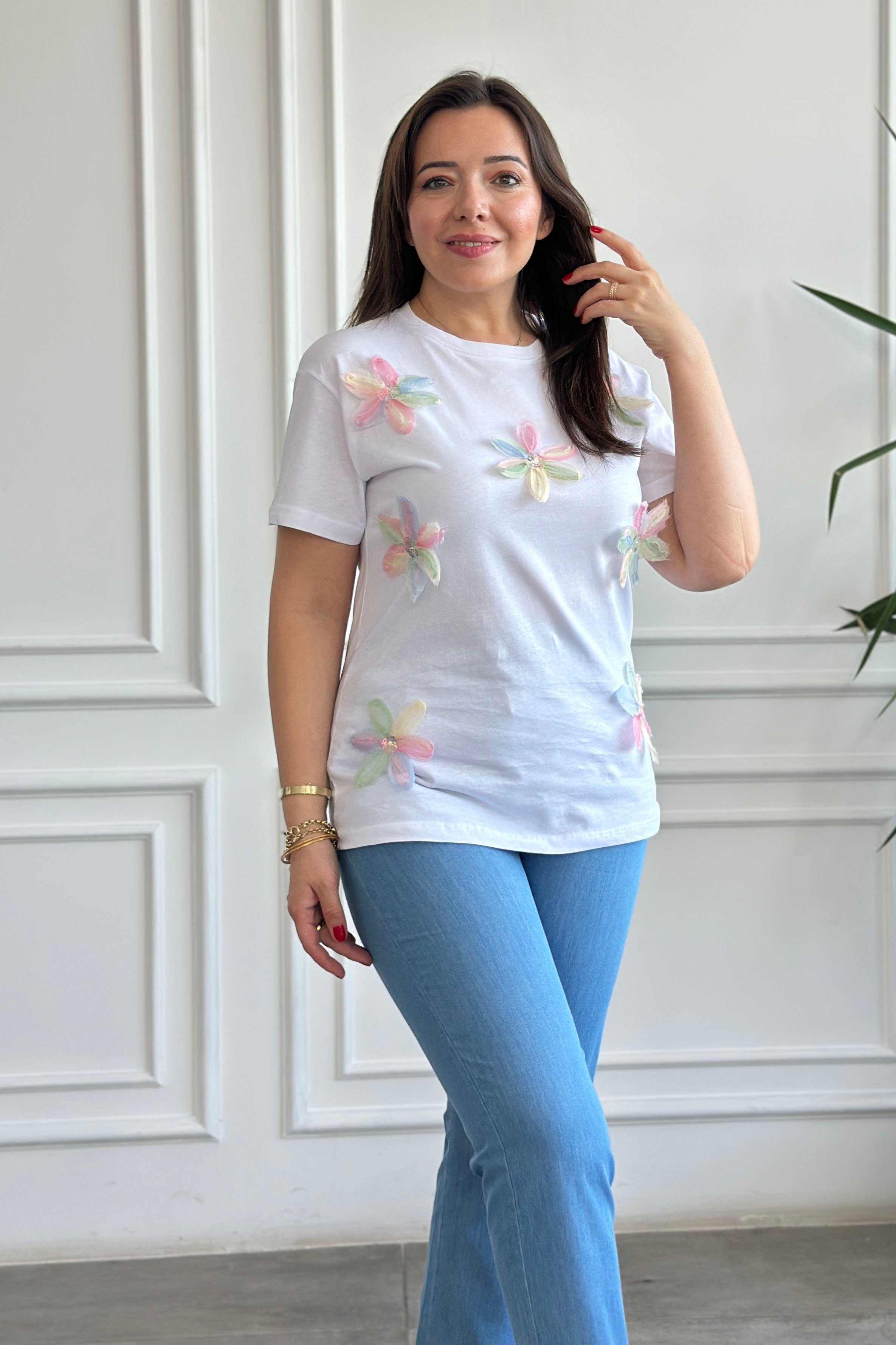 Önü Çiçek Detaylı T-Shirt