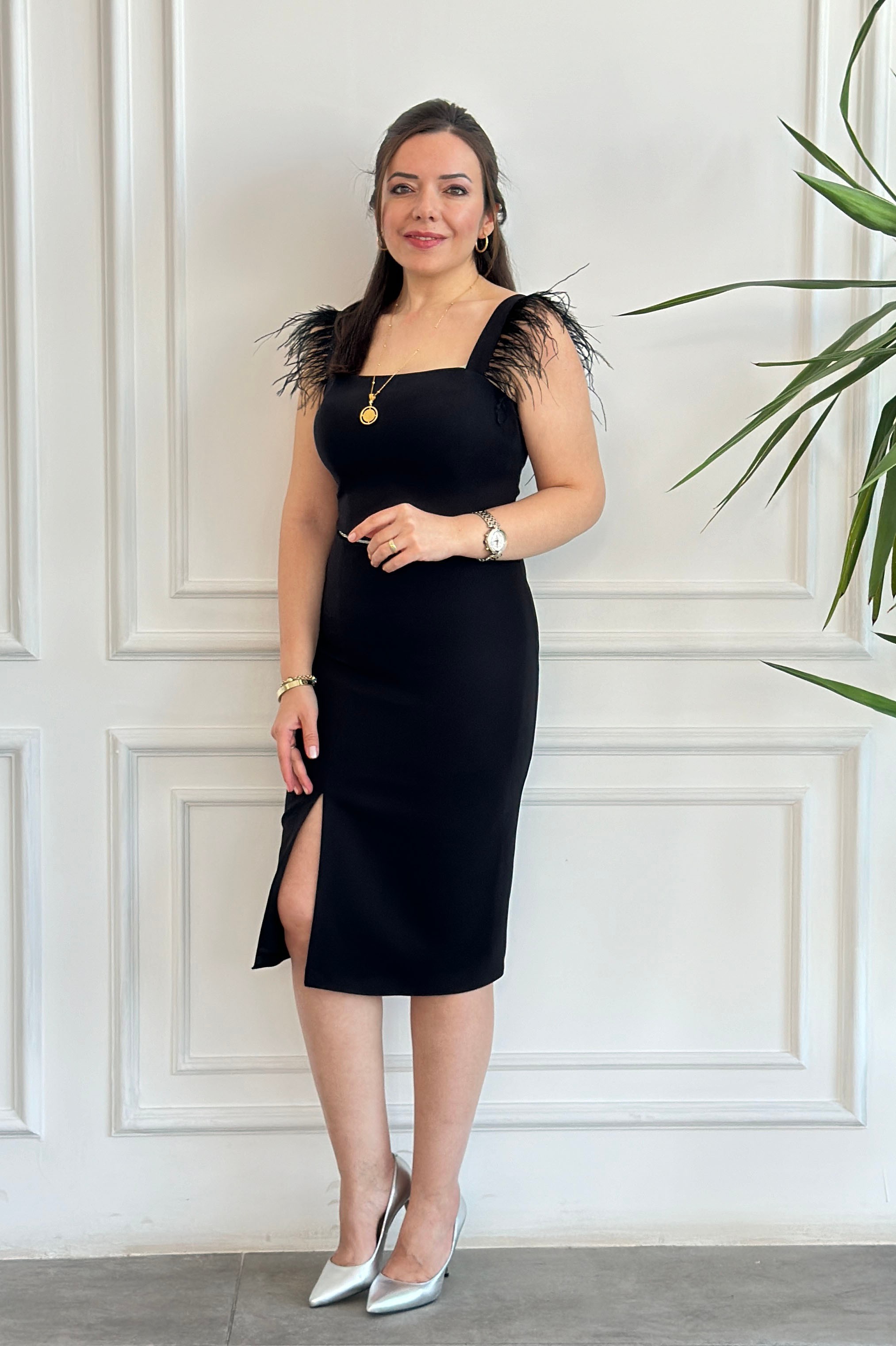 Askılı Kolları Tüy Detaylı Önden Yırtmaçlı Abiye Elbise