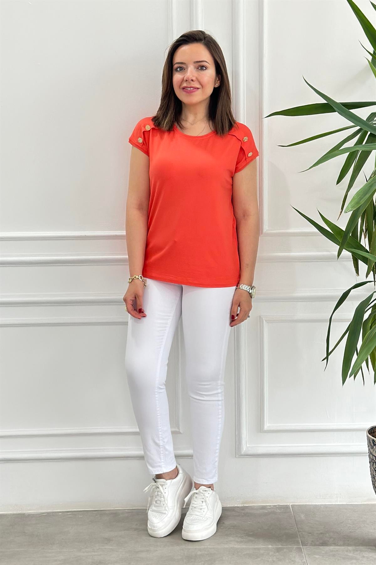 Omuz Düğme Detaylı T-Shirt
