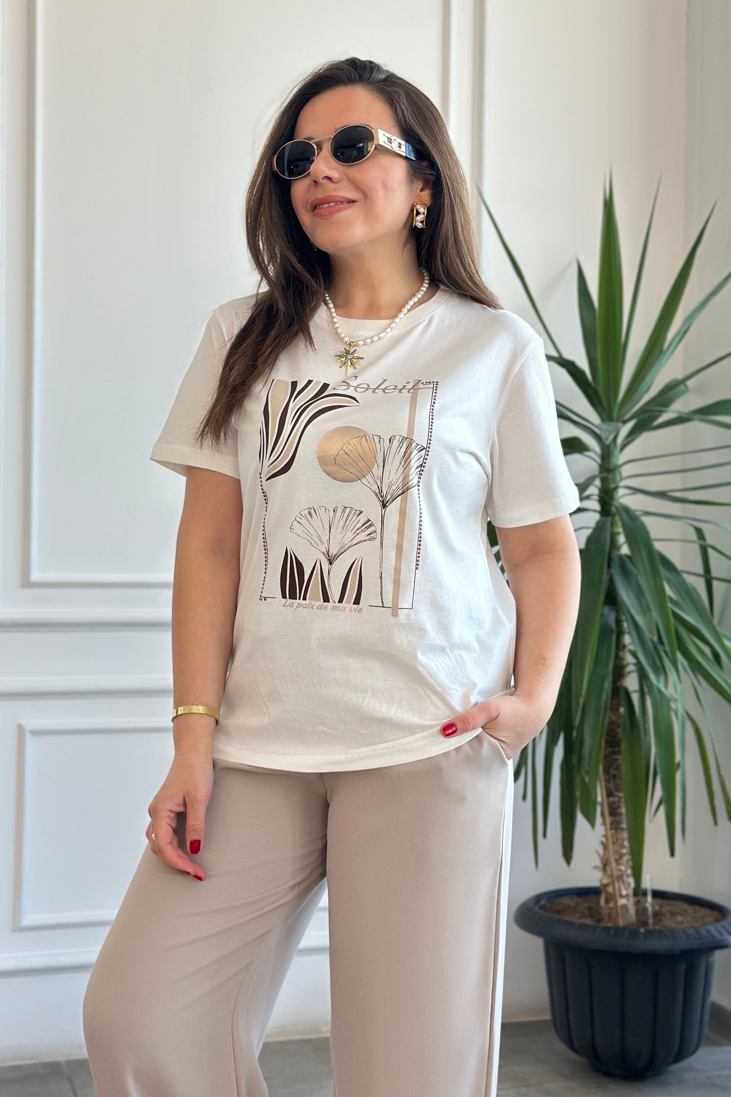Önü Çiçek Baskılı Taş Detaylı T-Shirt