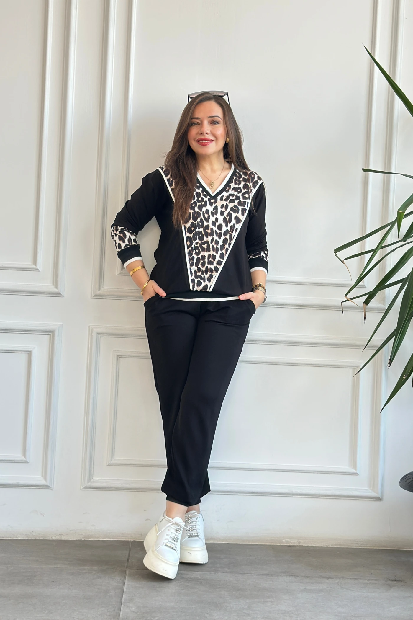 V Yaka Ribana Ve Leopar Detaylı Eşofman Takımı