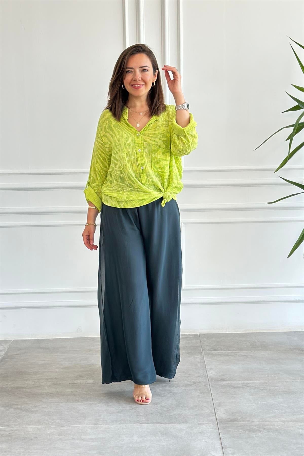 Batik Desenli İtalyan Yaka Bluz