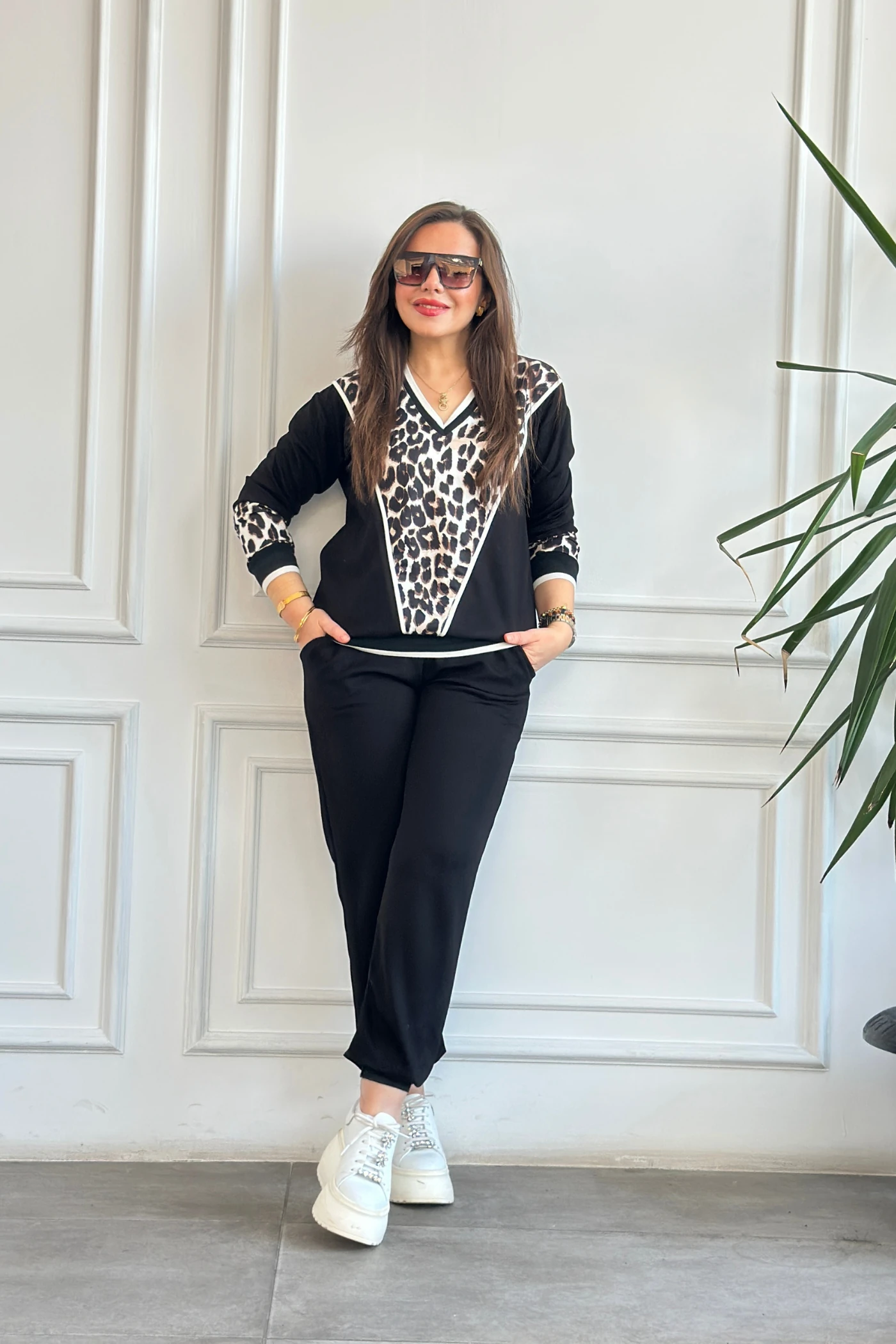 V Yaka Ribana Ve Leopar Detaylı Eşofman Takımı