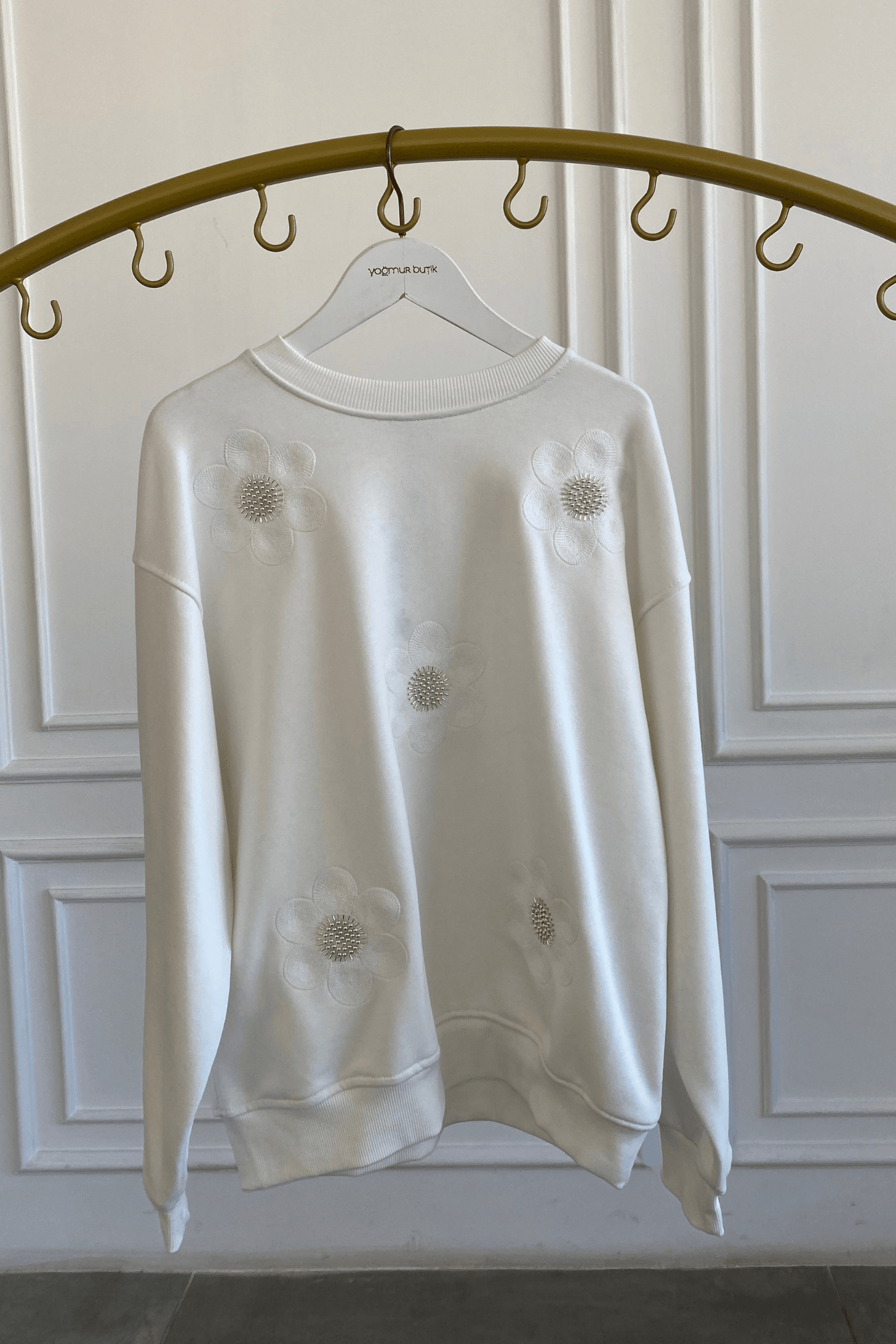 Önü Çiçek Nakış İşlemeli Boncuk Detaylı Sweat 