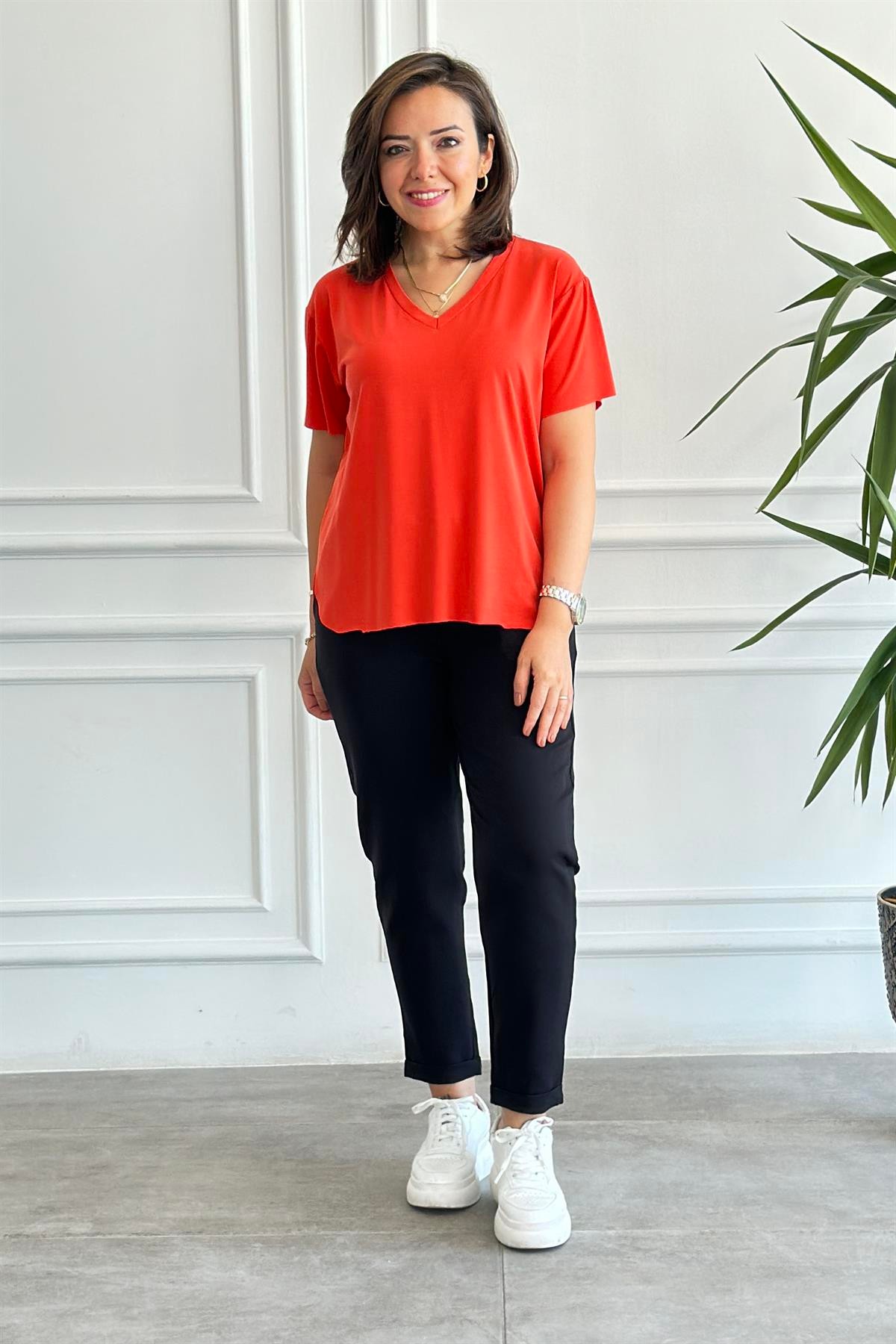 V Yaka Yanları Yırtmaçlı T-Shirt
