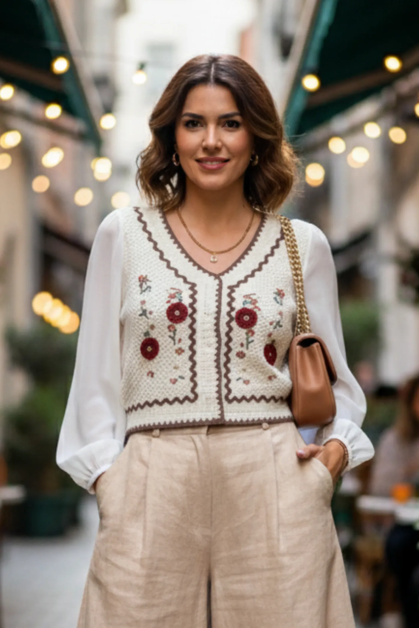 Kolları Şifon Nakış işlemeli Düğmeli Kısa Bluz