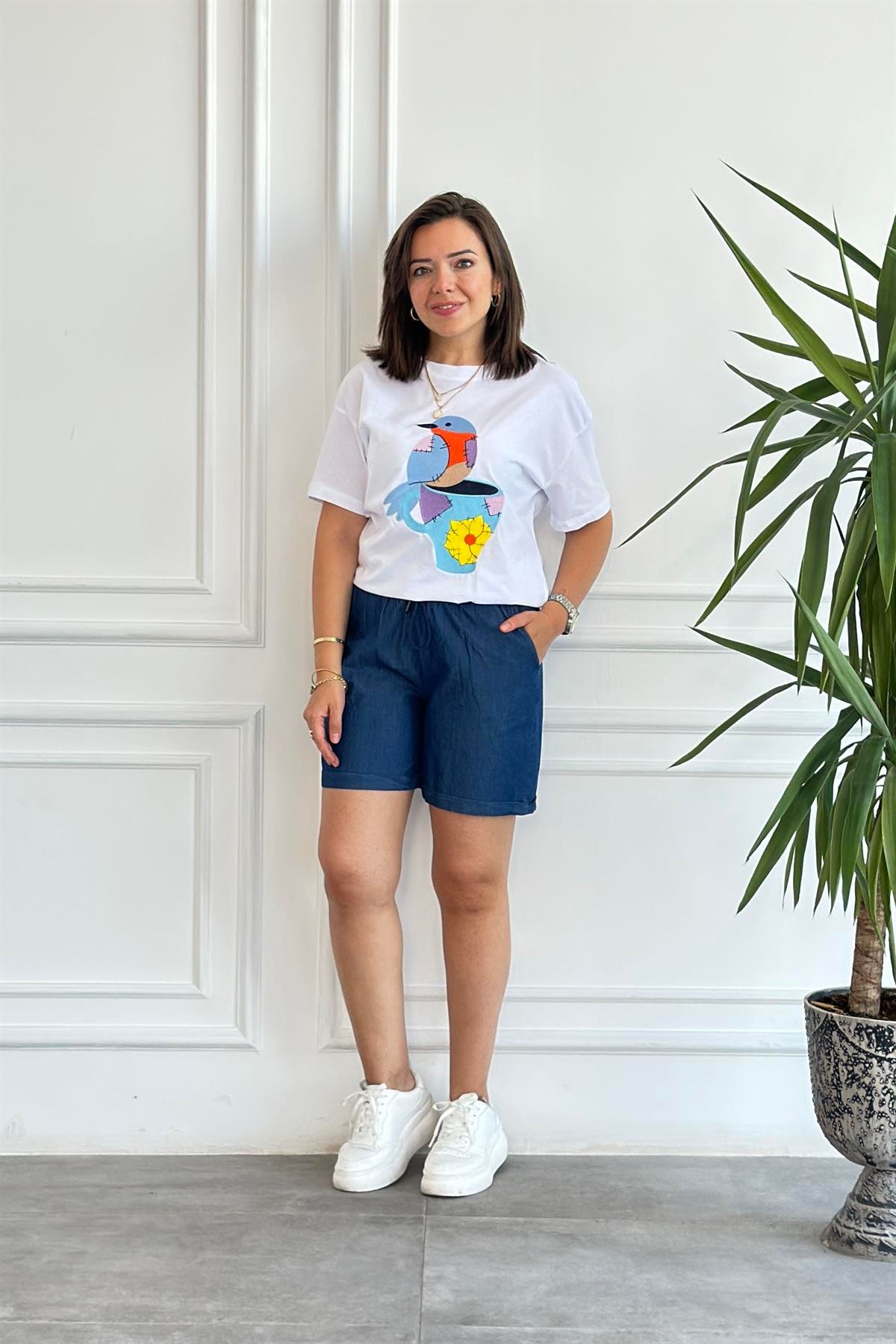 Önü Kuş Nakışlı T-Shirt