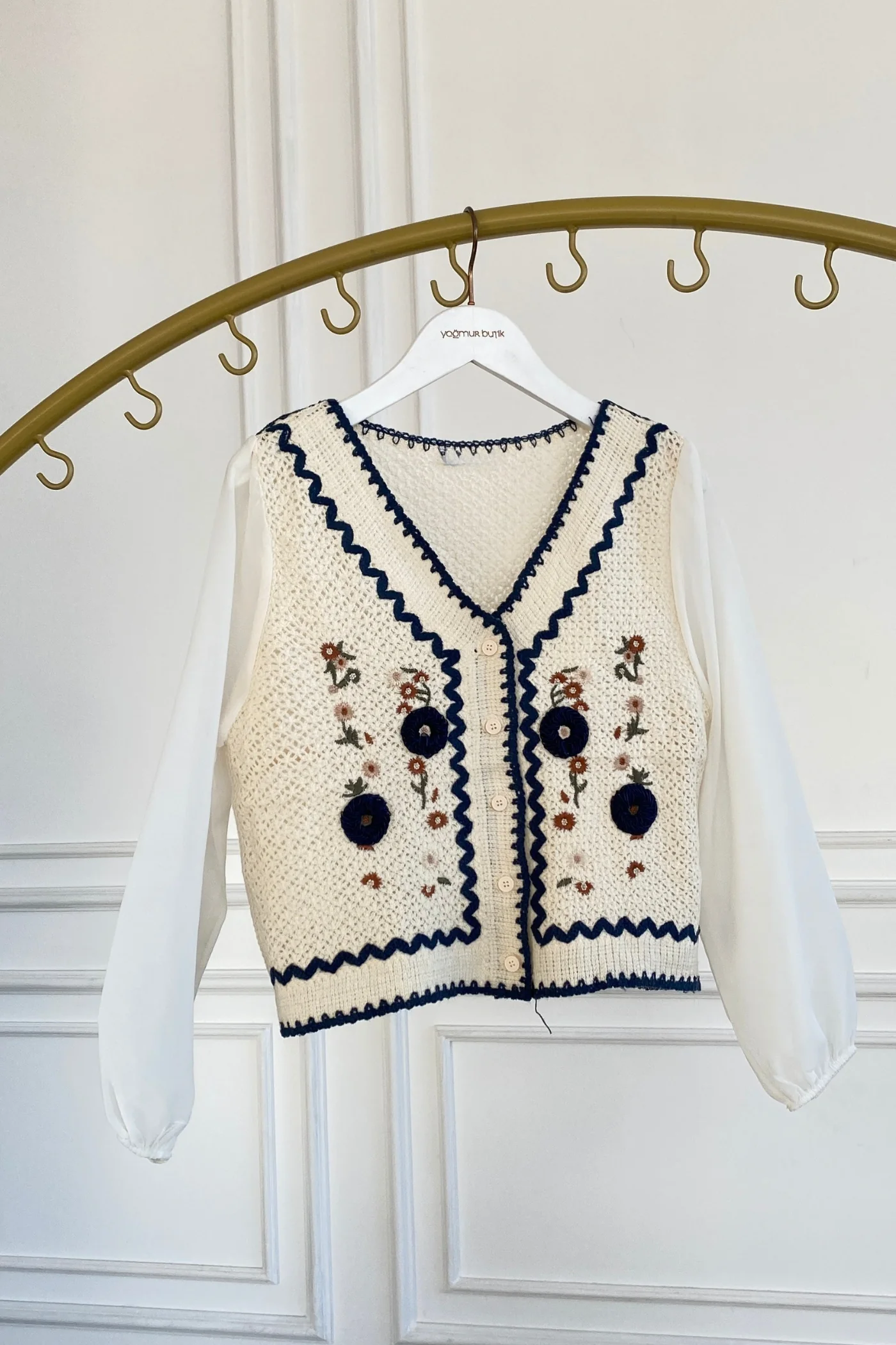 Kolları Şifon Nakış işlemeli Düğmeli Kısa Bluz - LACIVERT