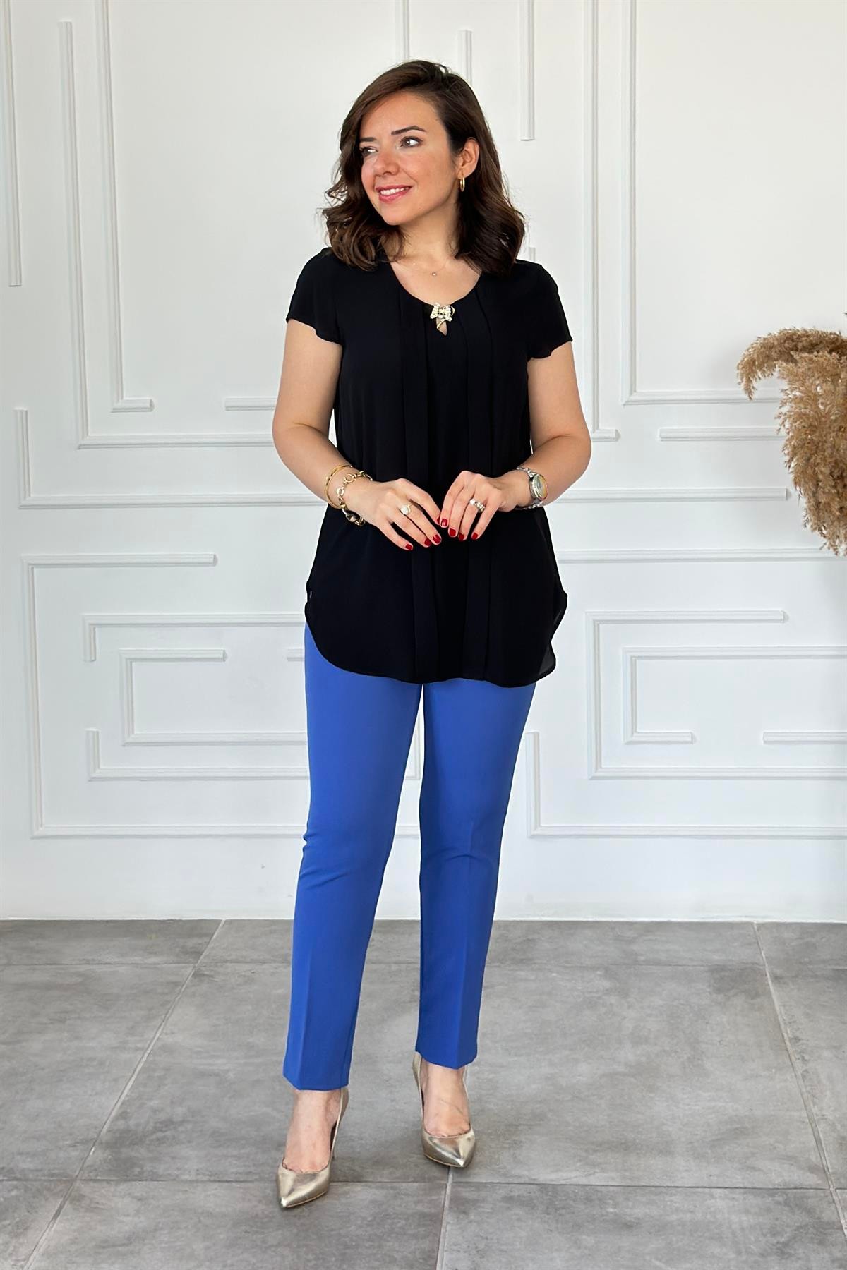 Broş Detaylı Kısa Kollu Bluz