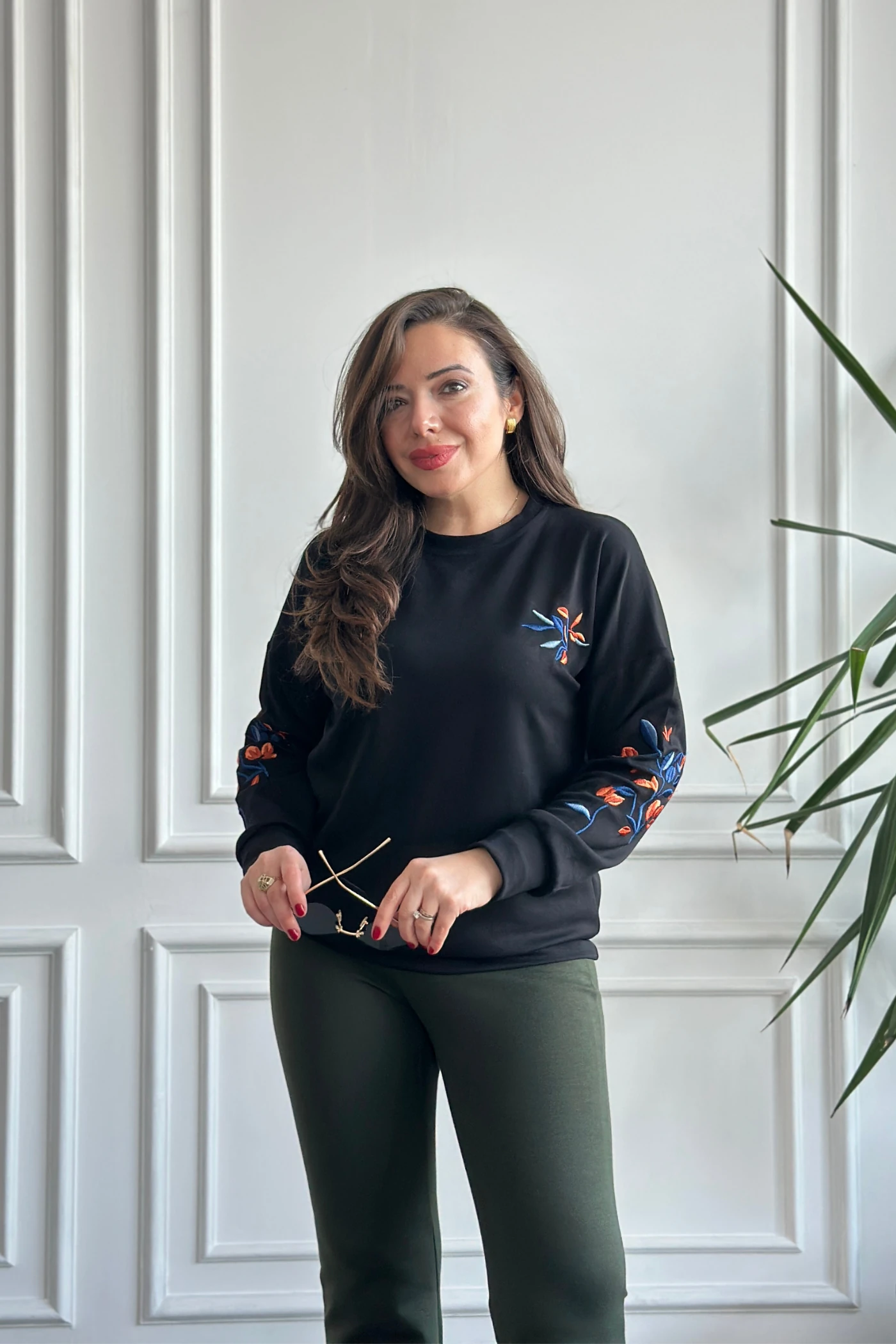 Önü Ve Kolları Nakış İşlemeli Sweat  - SIYAH