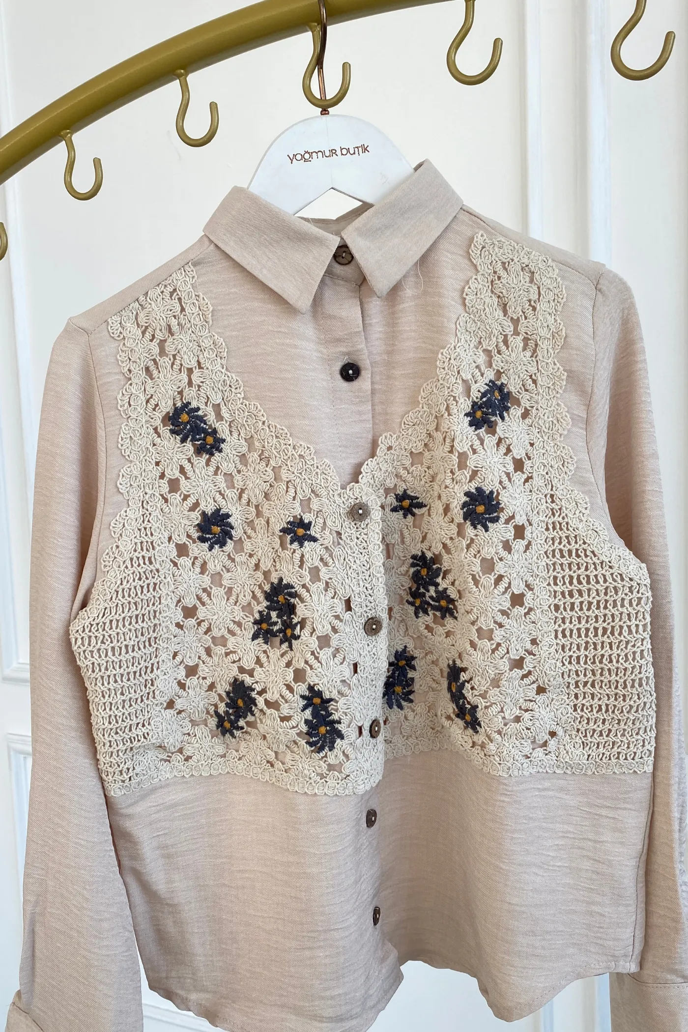 Önü Güpür Detaylı Keten Gömlek