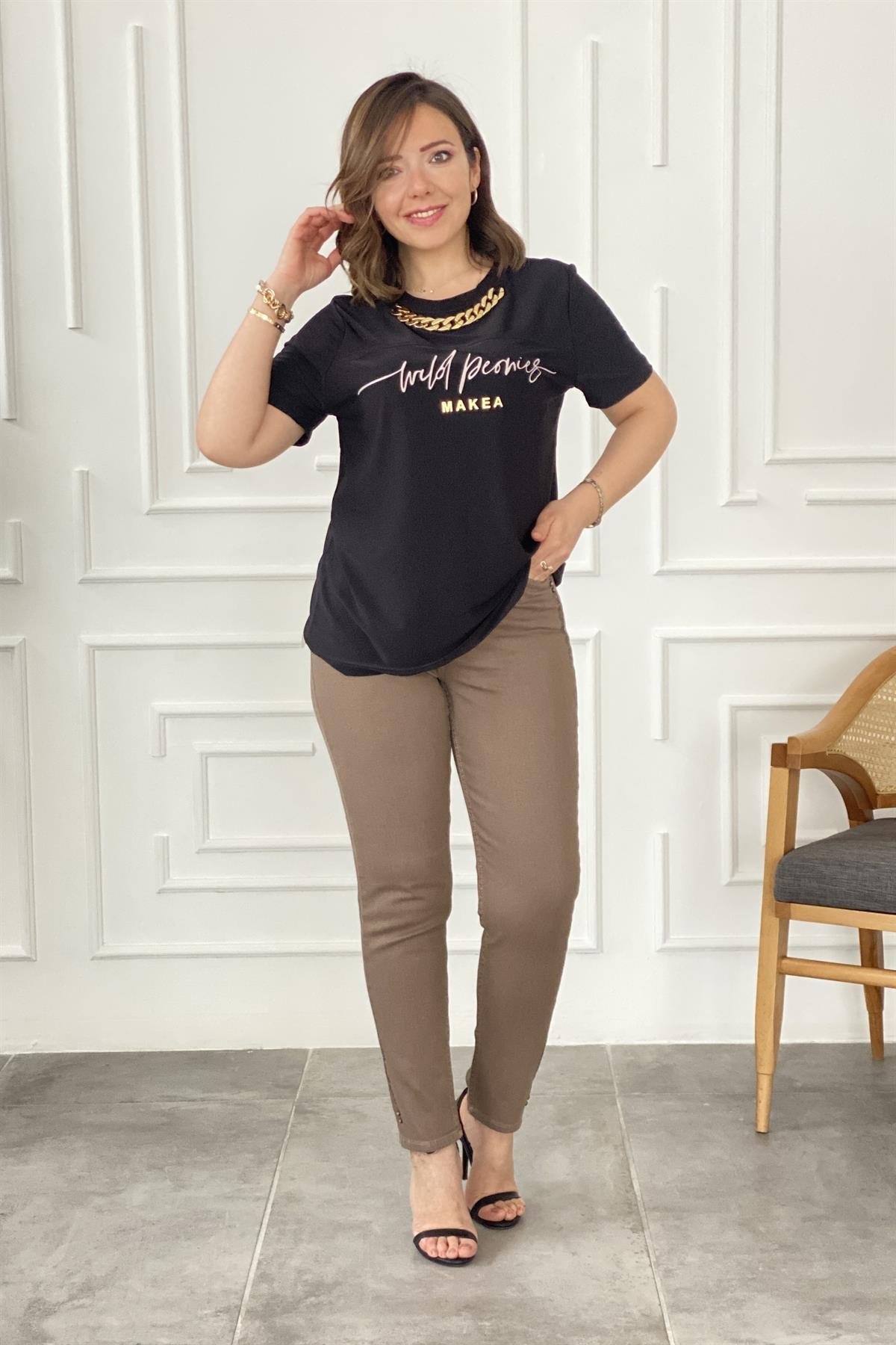 Yazı Baskılı Kolye Detaylı T-Shirt